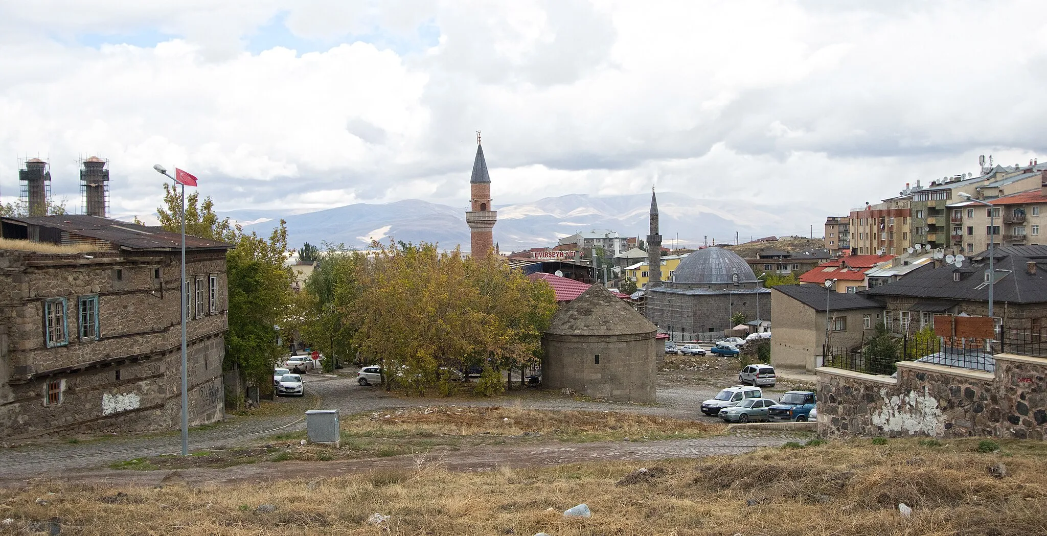 Photo showing: An anonymous tomb by the side of Çeşme Str. Erzurum, Turkey.