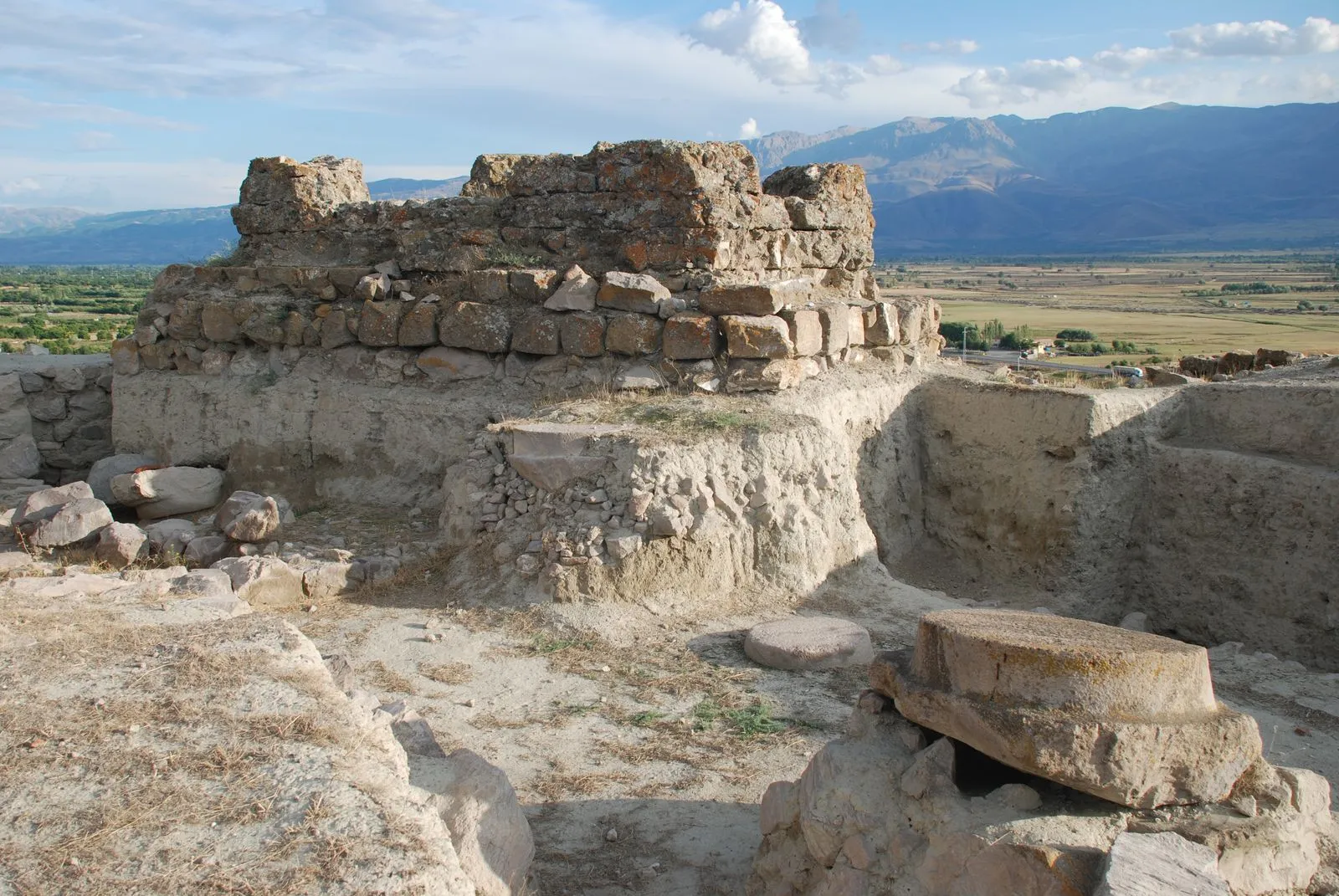 Photo showing: Altintepe, near Erzincan, tower above southern corner of apadana