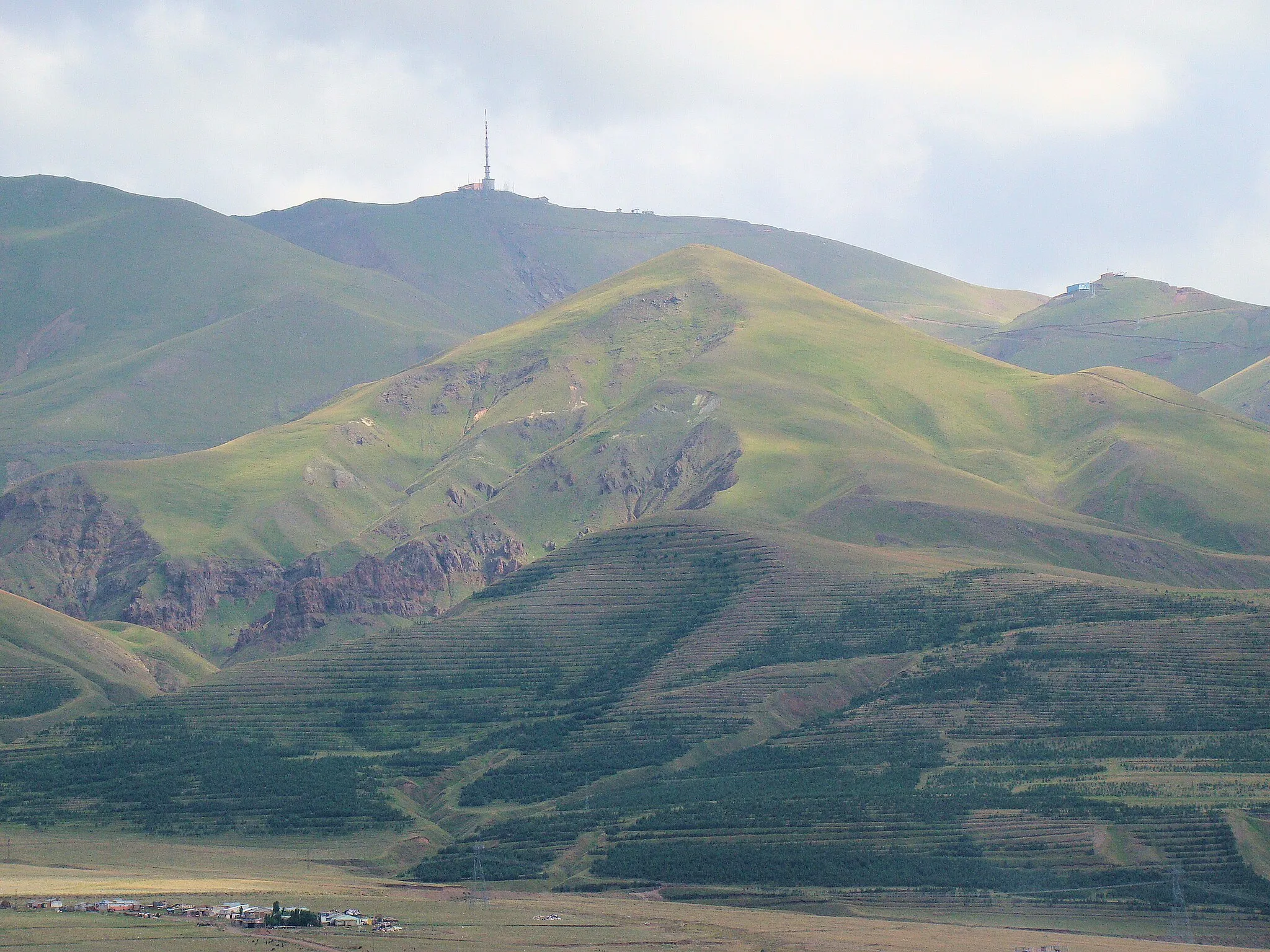Photo showing: The mountain Palandöken near Erzurum, Turkey, is one of the best spots in Turkey for downhill skiing. During the summer this is what the mountain looks like from downtown Erzurum.