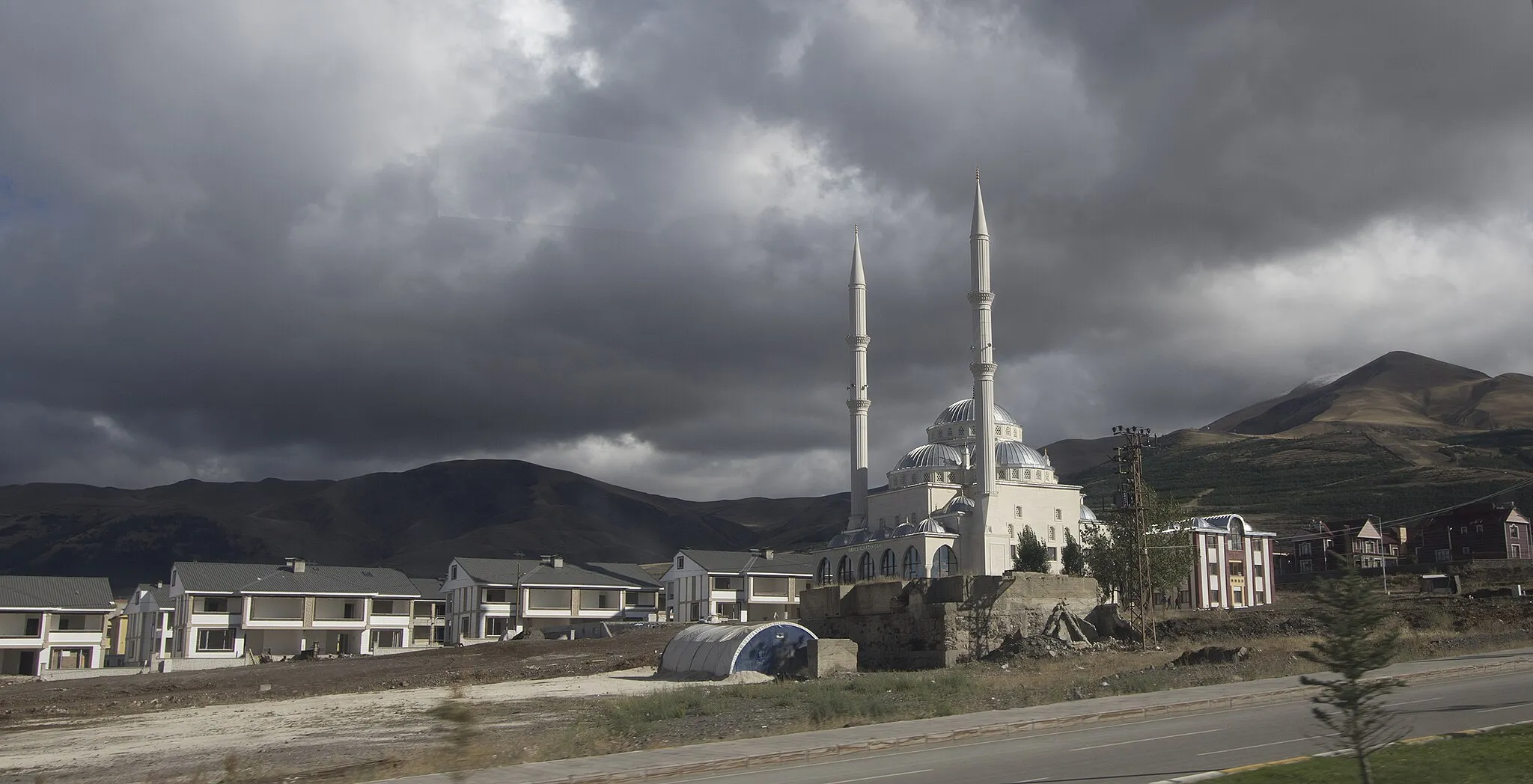 Photo showing: A mosque at Ibrahim Polat St., Erzurum, Turkey.