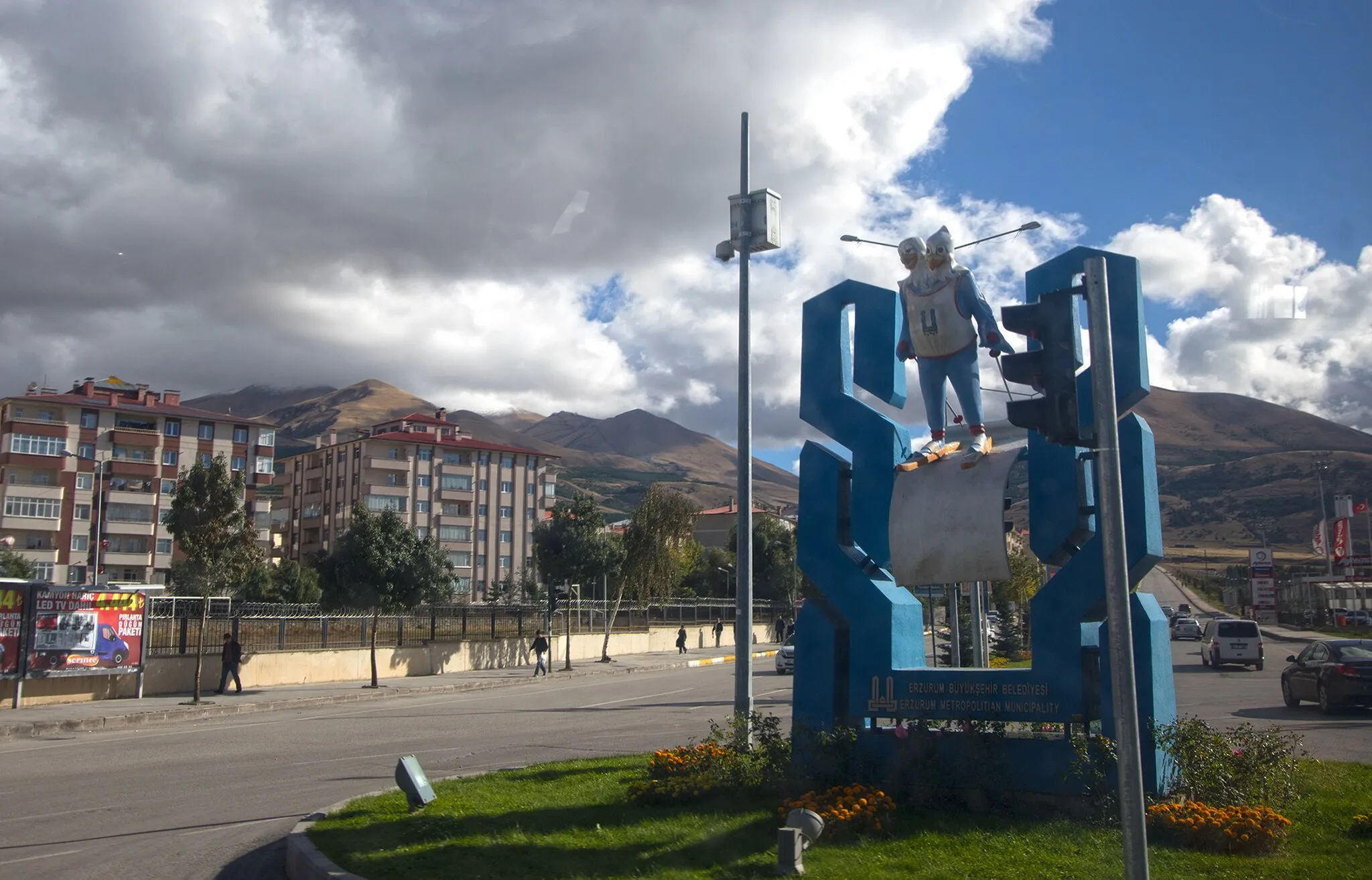 Photo showing: A sculpture in memory of 2011 Winter Universiade in Erzurum, Turkey.