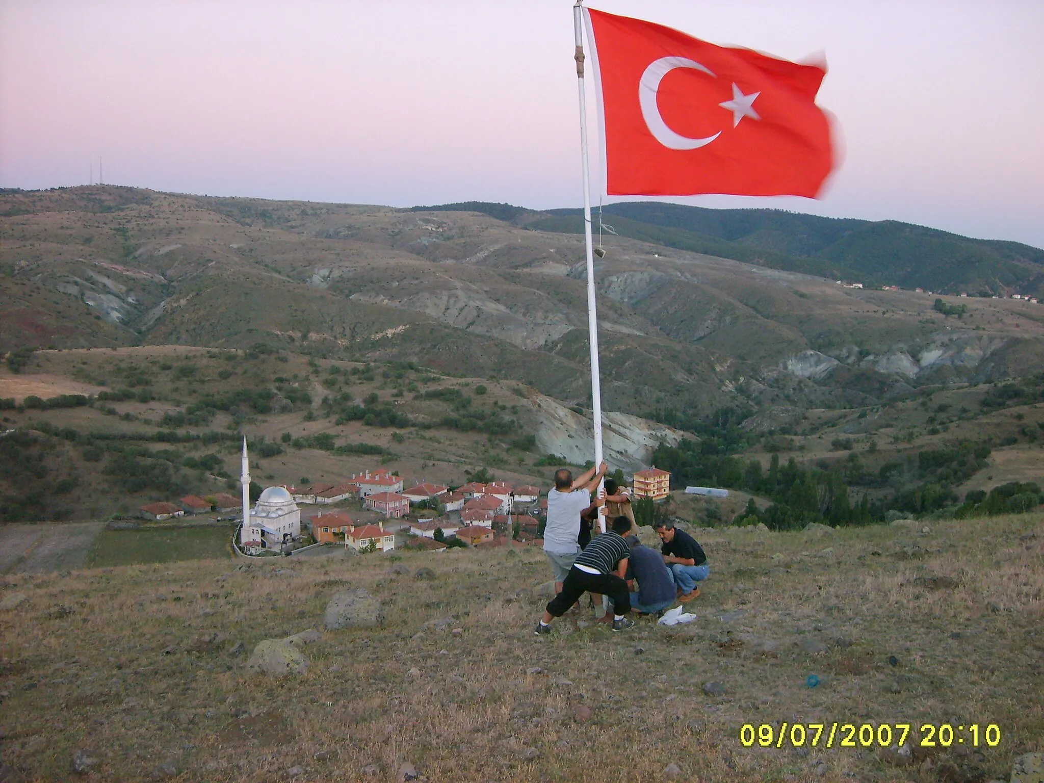 Photo showing: ÇANKIRI KESECİK KÖYÜ BAYRAK