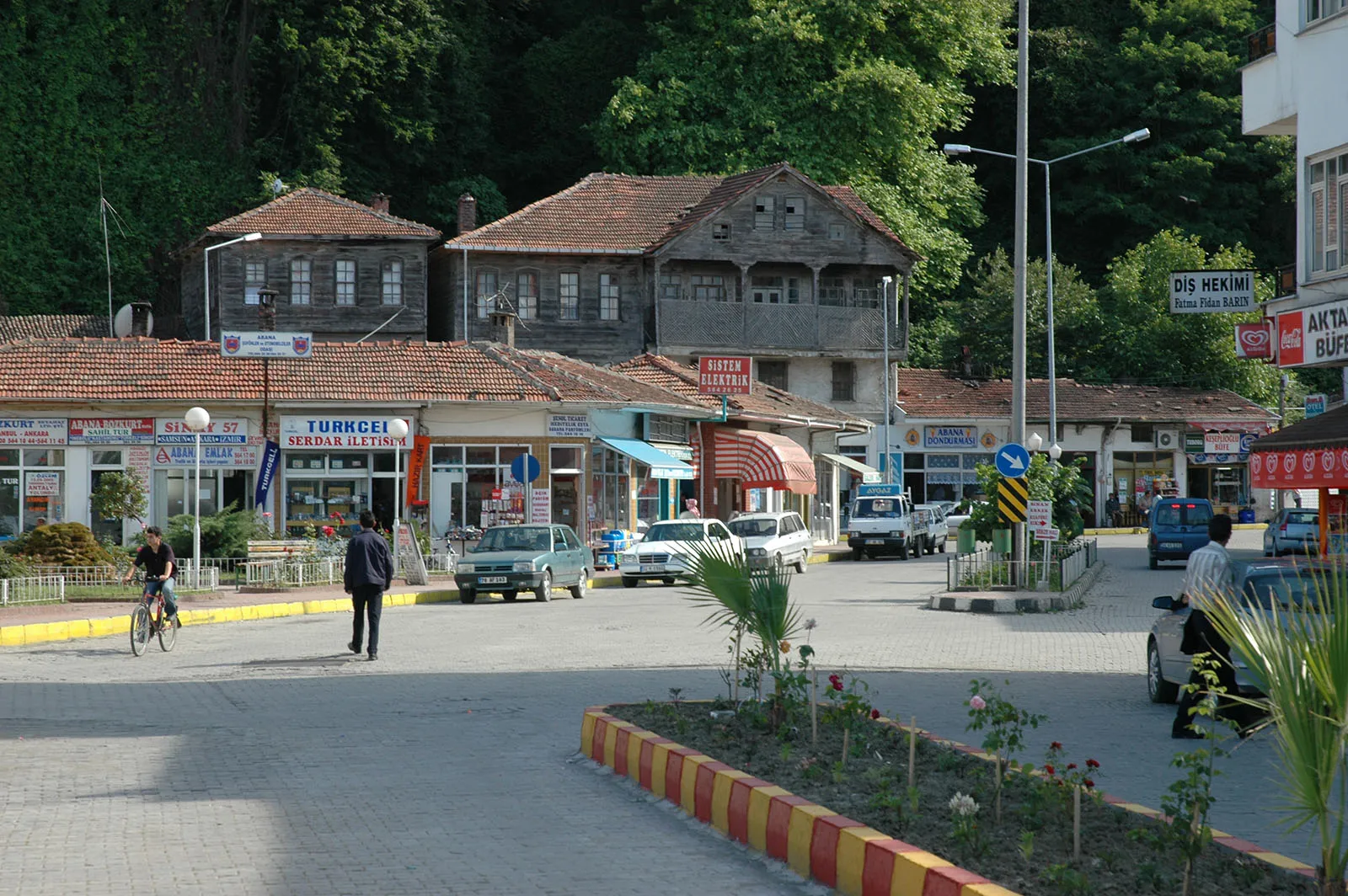 Photo showing: Abana is a tiny town at the Black Sea coast, some 20 kilometers to the East of Inebolu, along the coastal road to Sinop. Abana seems to be a rather popular holiday resort. I am not certain if some Bozkurt pictures did not mix with the others, that are of Abana itself (and its beach).