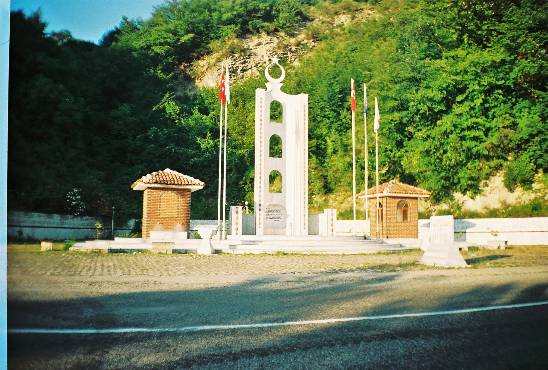 Photo showing: War memorial and cemetery in Bozkurt, Kastamonu, Turkey.