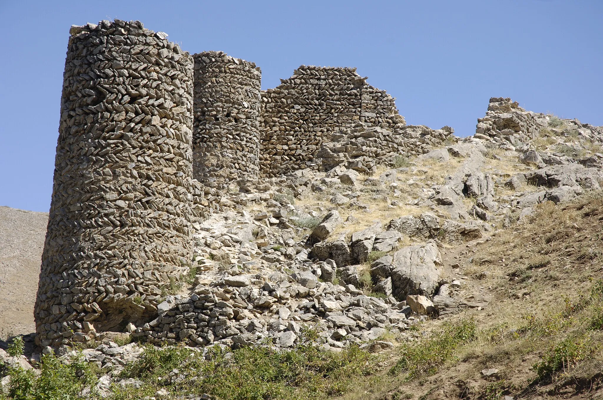 Photo showing: Haspet Kalesi. I do not have information about its age, and one must keep in mind that many castles have been built on the spot where formerly there was another, and so on. It is some 5 kilometers from Muş itself, and you have to do some climbing up a so-so road.