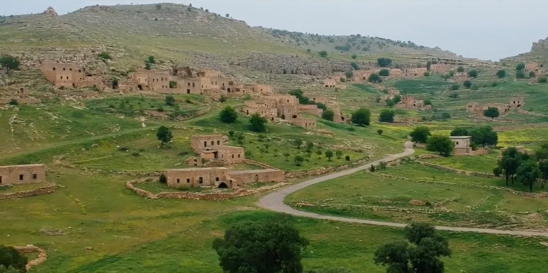 Photo showing: Yazidi village Kiwekh in Turkey
