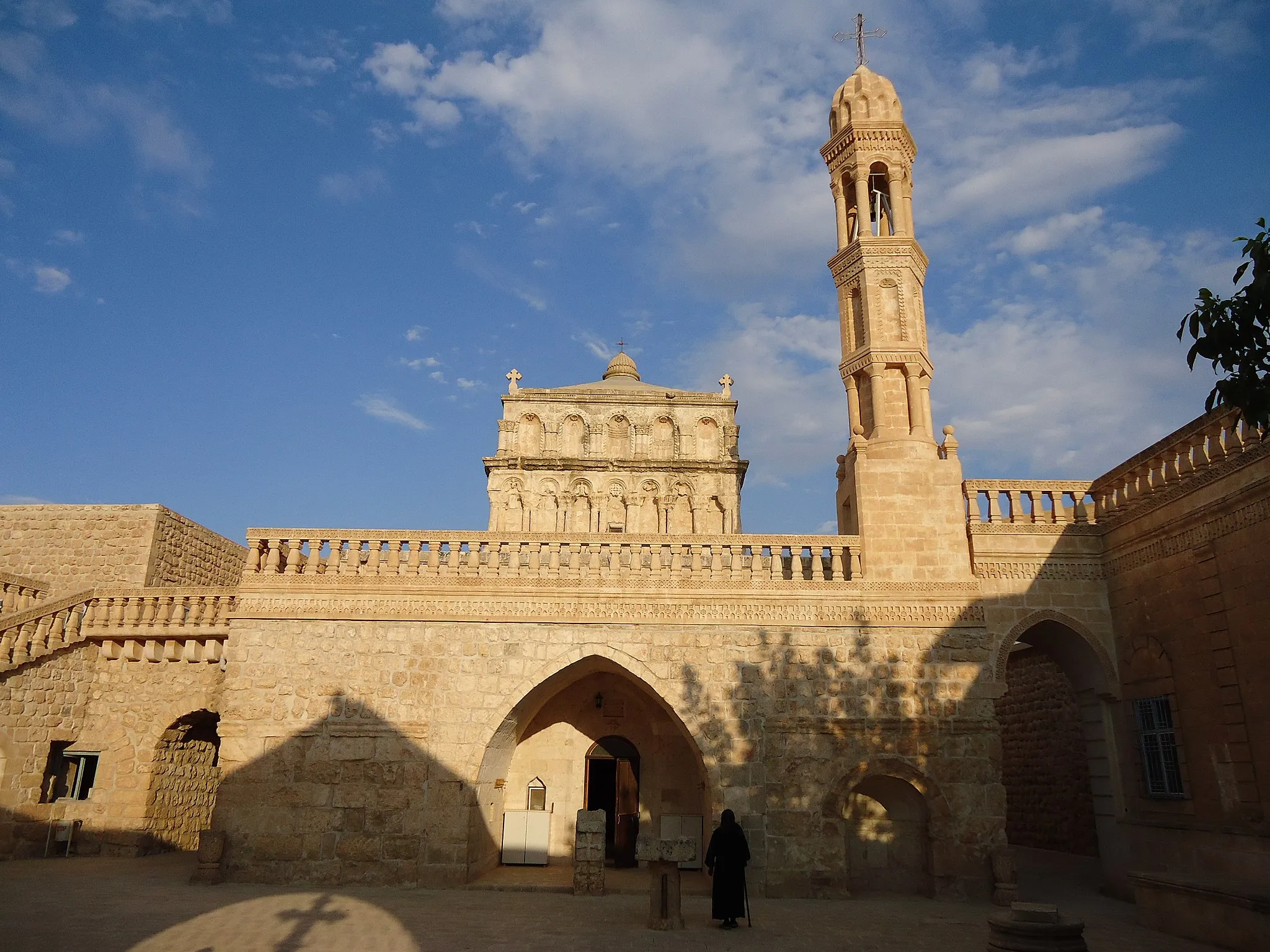 Photo showing: On a website (https://mardin.ktb.gov.tr/TR-311718/anitli-meryem-ana-kilisesi.html ) one can read "The church, unique from an architectural point of view, is located in the southern part of Anıtlı Village. The temple named as Yoldath Aloho (Mother of God); often referred to as Al Harda (virgin) in Arabic.
The construction date of the church associated with the birth of Jesus. It is thought that the structure was initially built as triumphal arch-shaped Roman structure in the 1st century, later converted to church between 5th and 6th centuries. The external superstructure of the dome and the bell tower are 20th century additions. The church resembles the Deyrulzeferan monastery with its square plan and central dome, which is rare in Mardin."