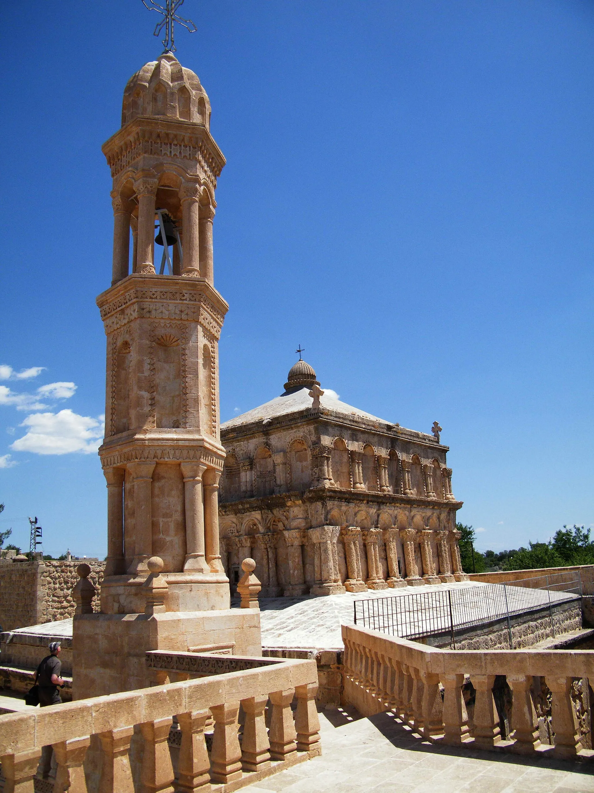 Photo showing: Blick auf Turm und Schiff der Marienkirche des Klosters in El Hadra (Anıtlı / Hah) östlich Midyat, eines der religiösen Wahrzeichen des Tur Abdin.