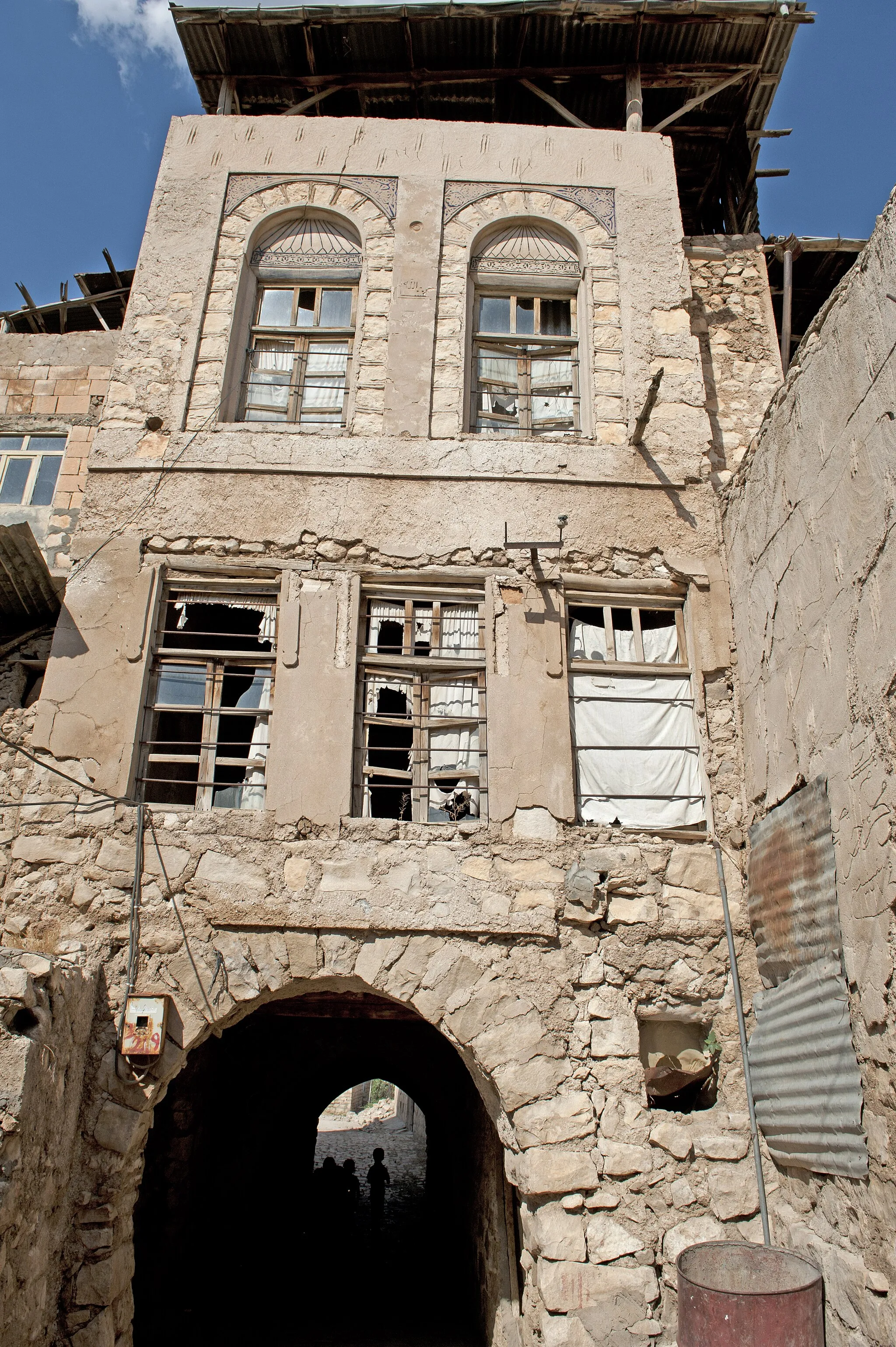 Photo showing: Tillo houses are well-built and give the town a special aspect. There also are many roads that tunnel under them.