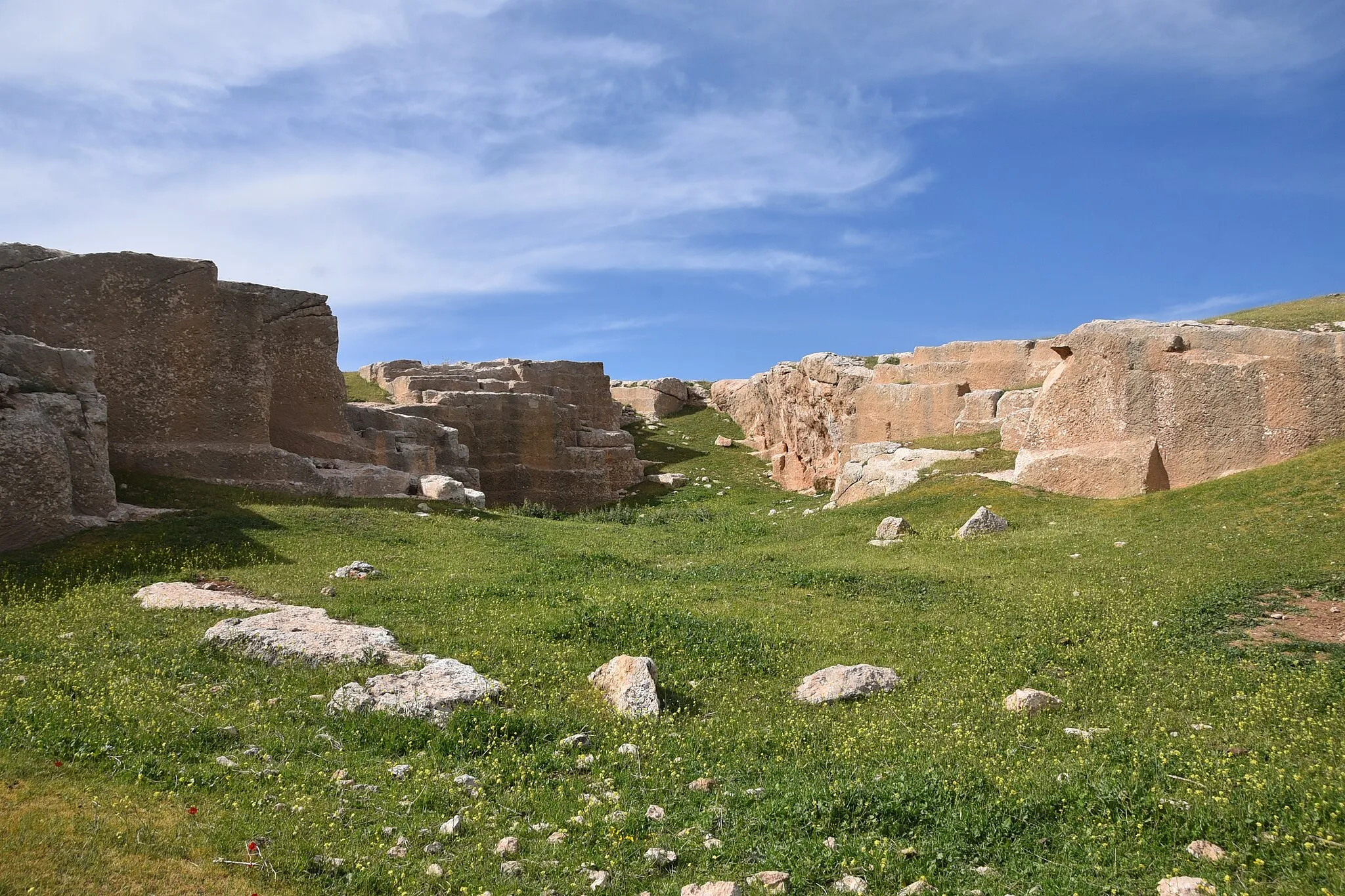 Photo showing: The ruins of Anastasioupolis in Dara, Turkey at the Mardin Dara Archaeological Site