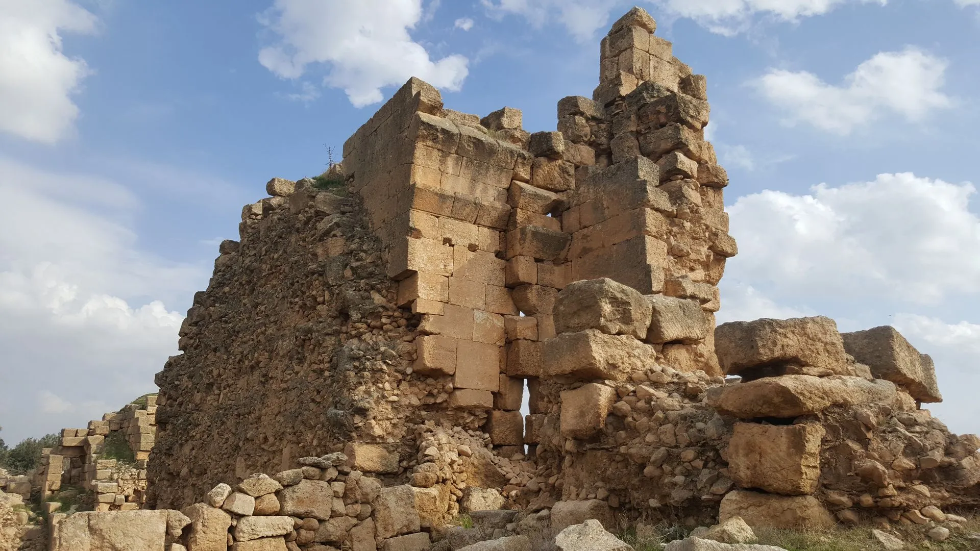 Photo showing: Σημερινά ερείπια του φρουρίου της Δάρας.
