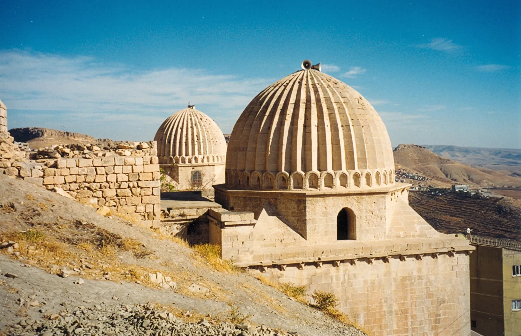 Photo showing: Domes of Sultan İsa Medresesi, Mardin, Turkey.