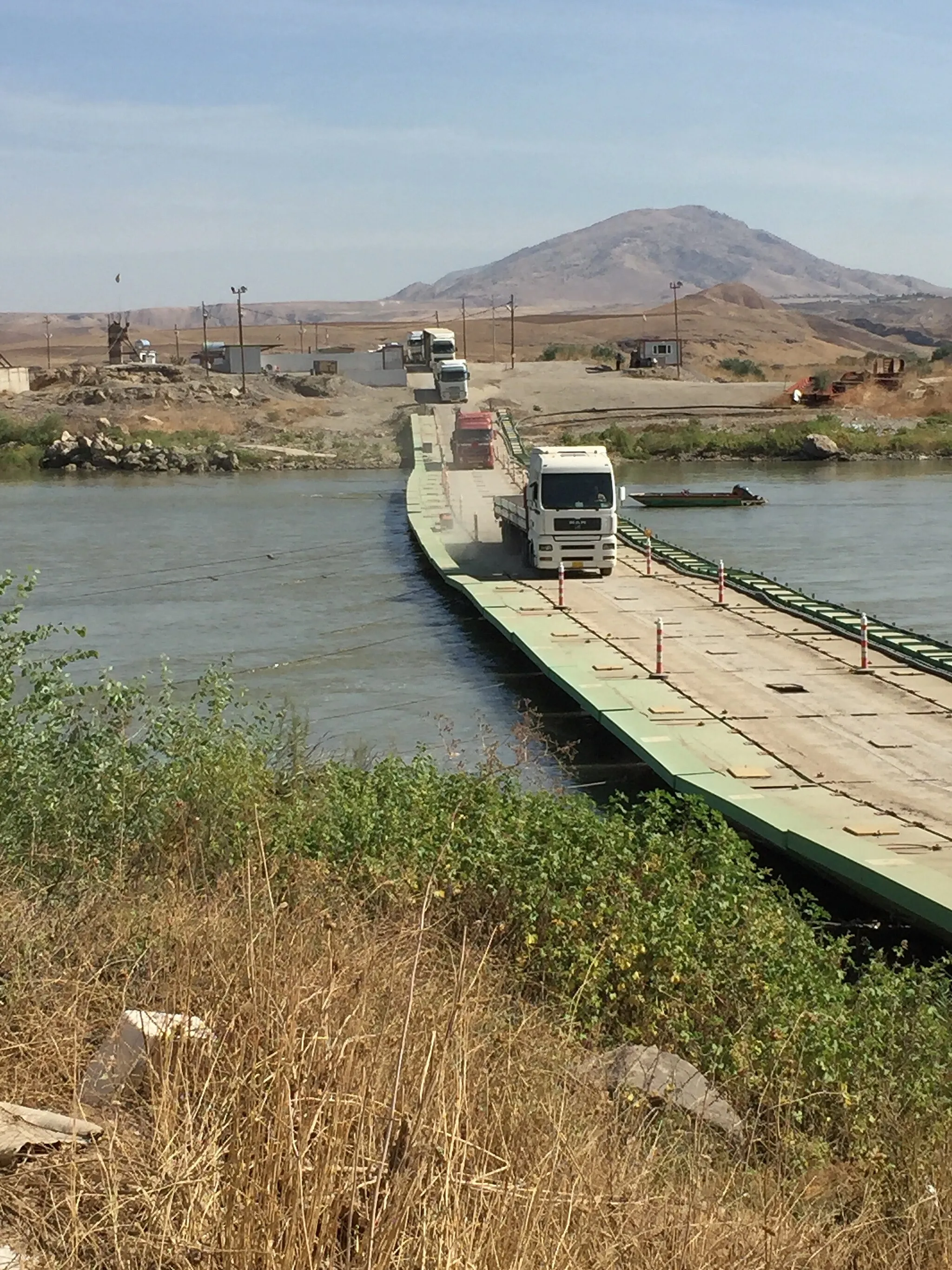 Photo showing: Border crossing at Semalka between Iraq and Syria on the Tigris river for trading food, oil, electronics, and other goods.