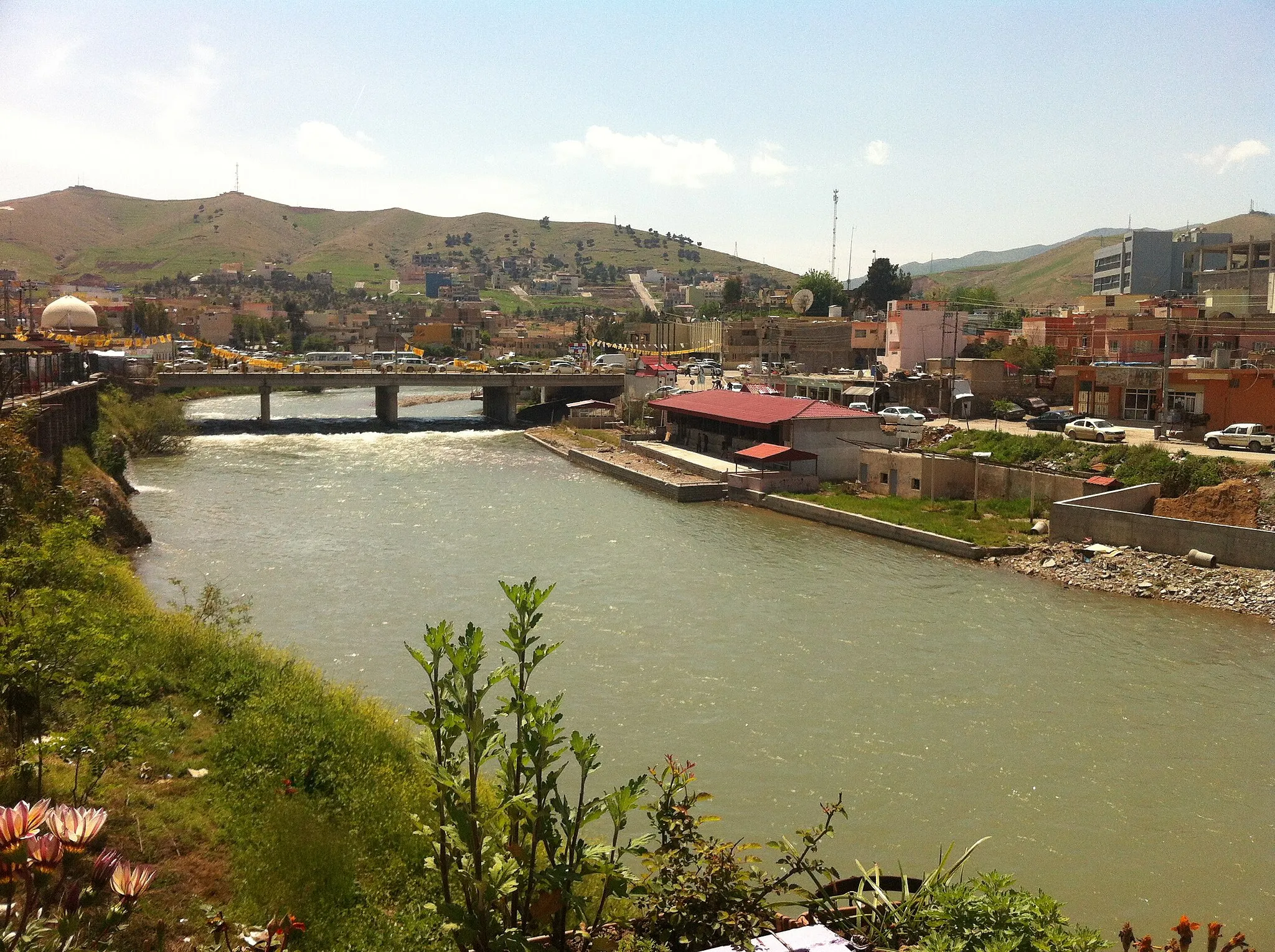 Photo showing: View of the city of Zakho/Zaxo in Iraqi Kurdistan from the Delal Bridge. On the left side you can see the Khabur/Xabur River.