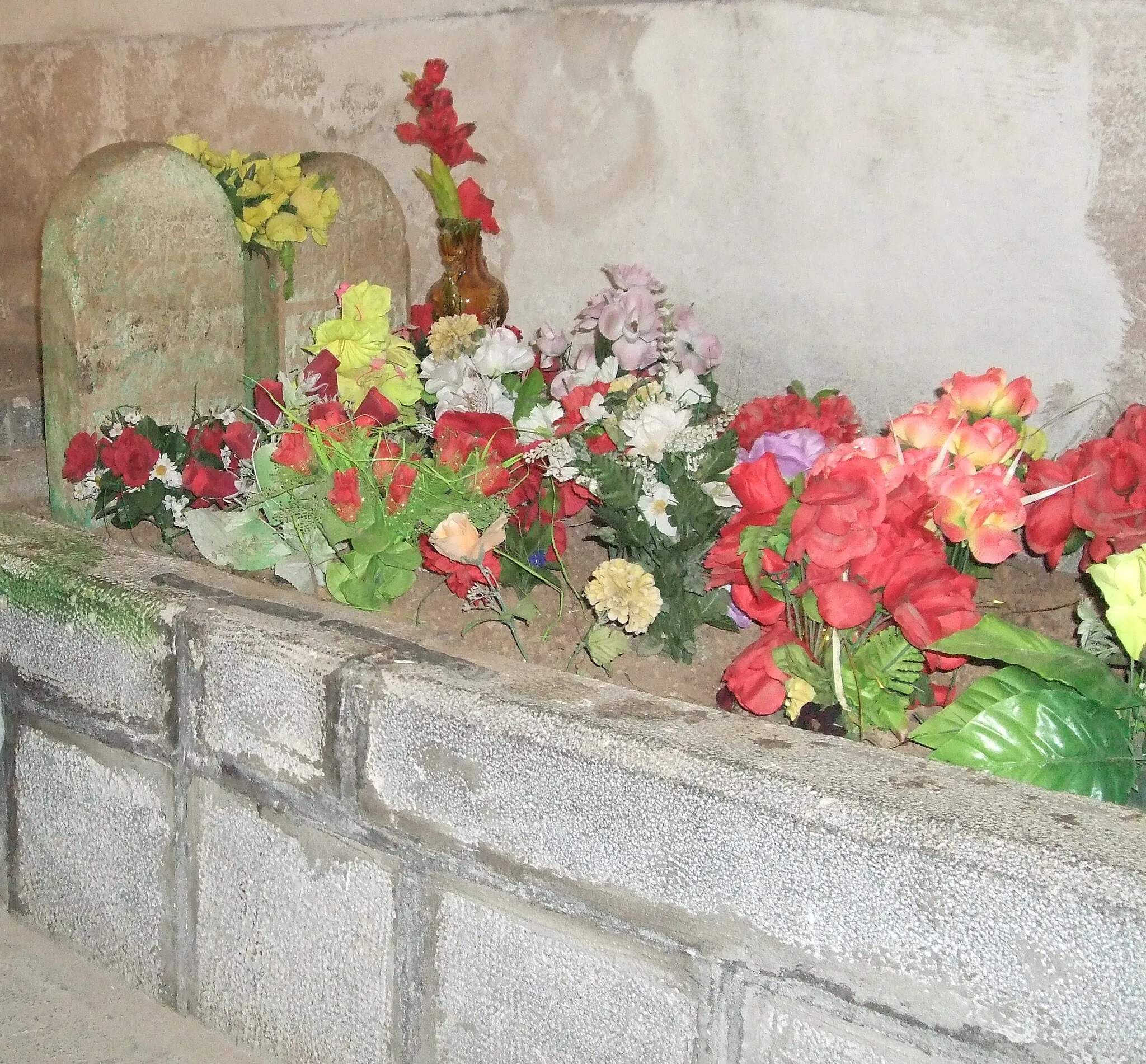 Photo showing: Grave of Mem and Zin.