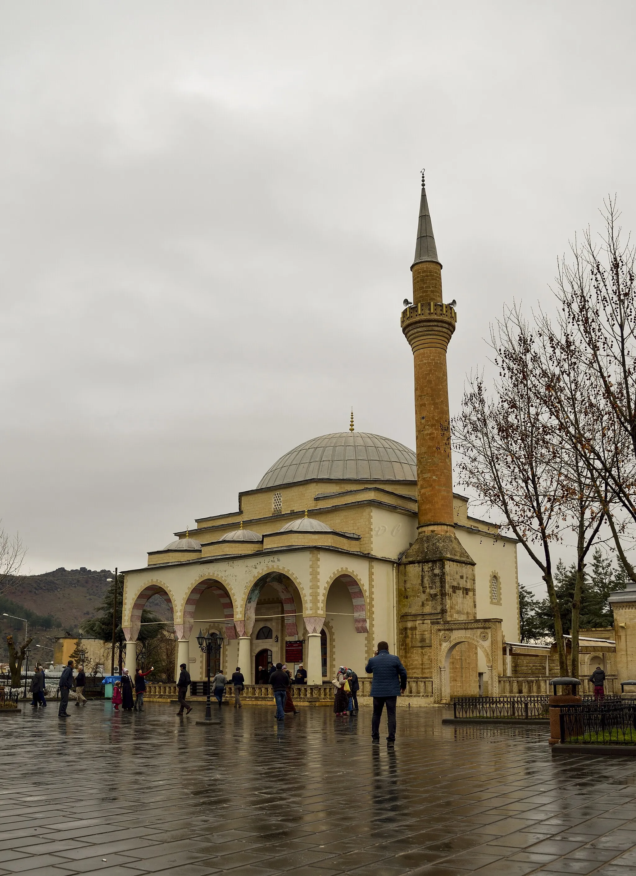 Photo showing: Tomb of Uwais al-Qarani in Baykan, Siirt, Turkey.