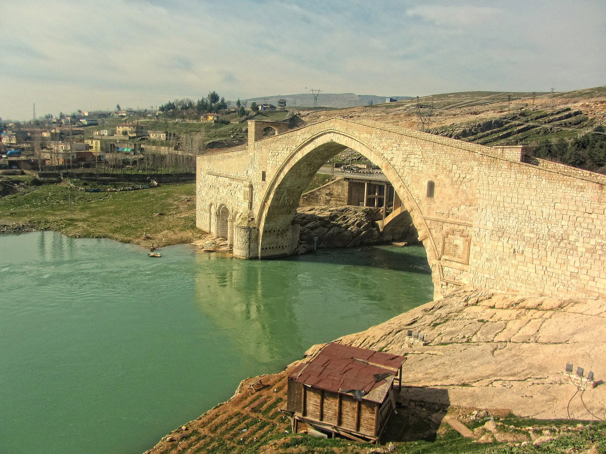 Photo showing: Tarihi Malabadi köprüsünün yakın zamanlarda çekilmiş bir fotoğrafı.