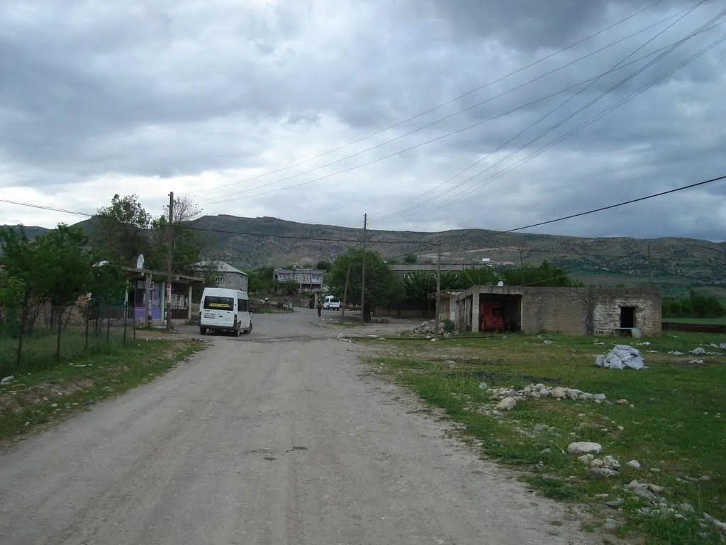 Photo showing: Yayık köyün merkezi kahveler ( qahwa Hewrê)