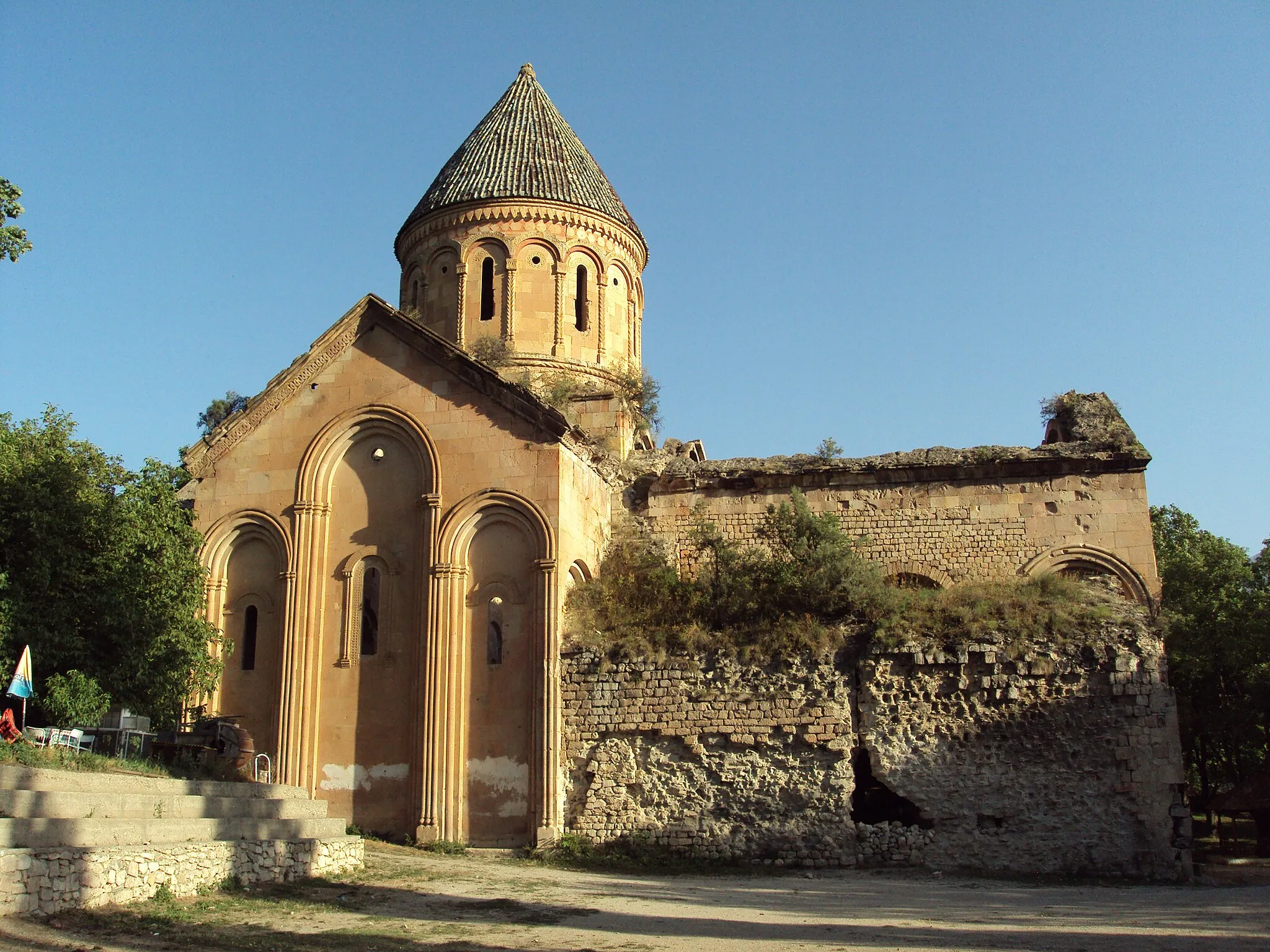 Photo showing: Христианский монастырь, построен армянским Католикосом Нерсесом III Тайеци в 7-м веке в провинции Тайк Великой Армении. В 11-м веке перестроен грузинским царем Багратом IV из димастии Багратиони.