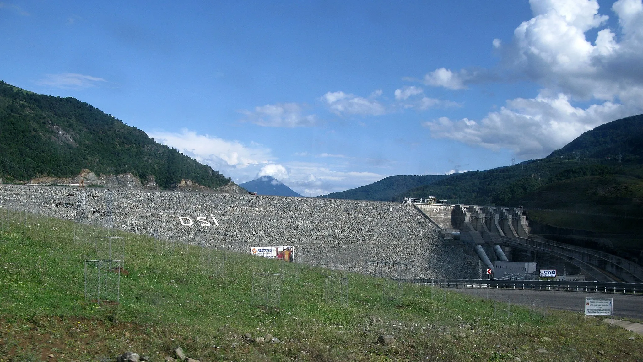Photo showing: Borçka dam. Picture take from the road between Artvin and the coast. In the Provice of Artvin, Turkey
