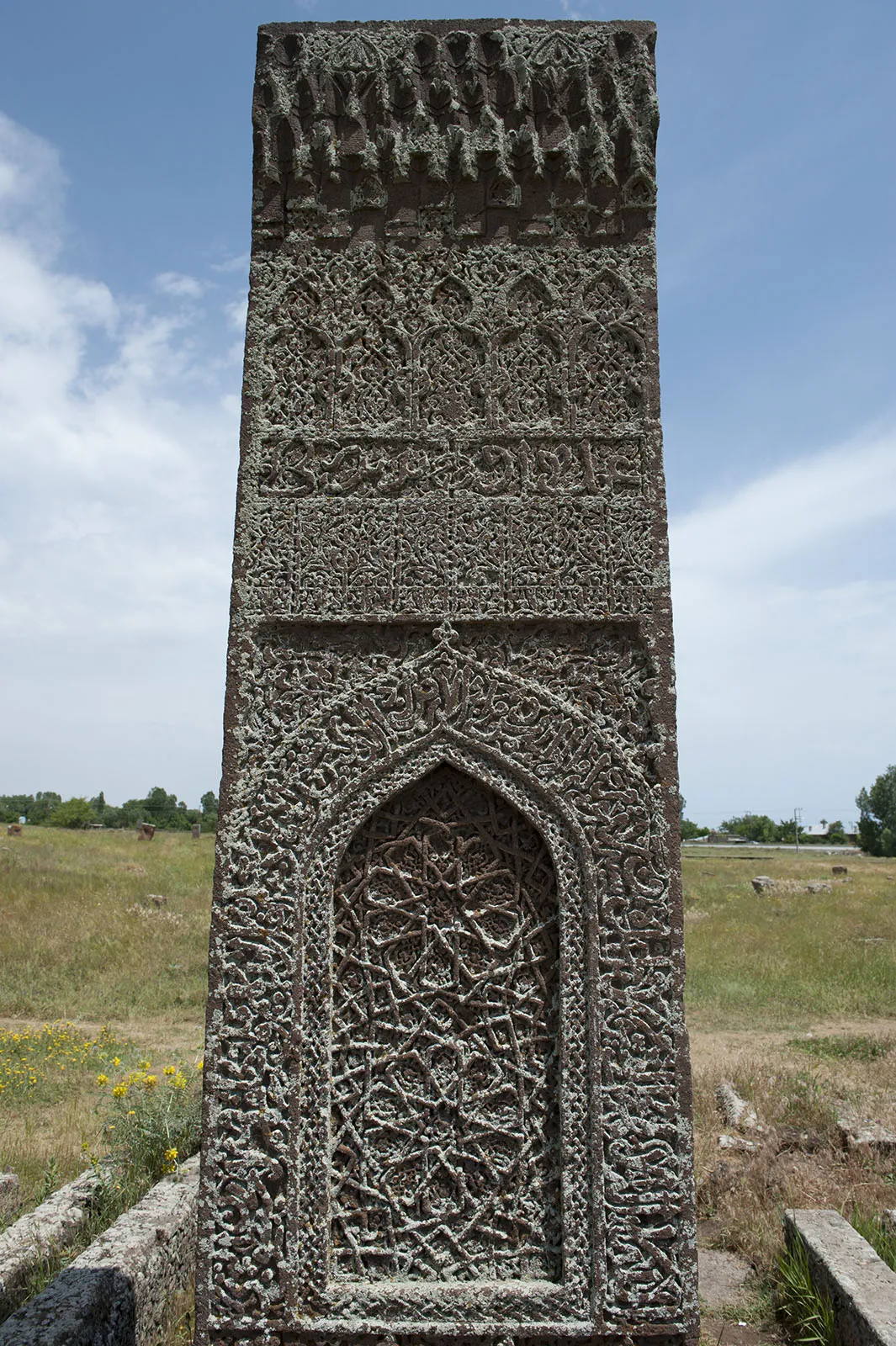 Photo showing: From the Wikipedia I understood the gravestones are by the Ahlatshah, also known as Shah-Armens. There are hundreds of them, some towering over visitors, and have great stone carving.