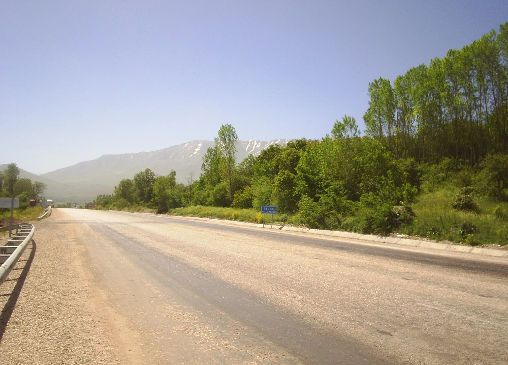 Photo showing: A view from Gevaş district in Van, Turkey (behind Mount Artos)