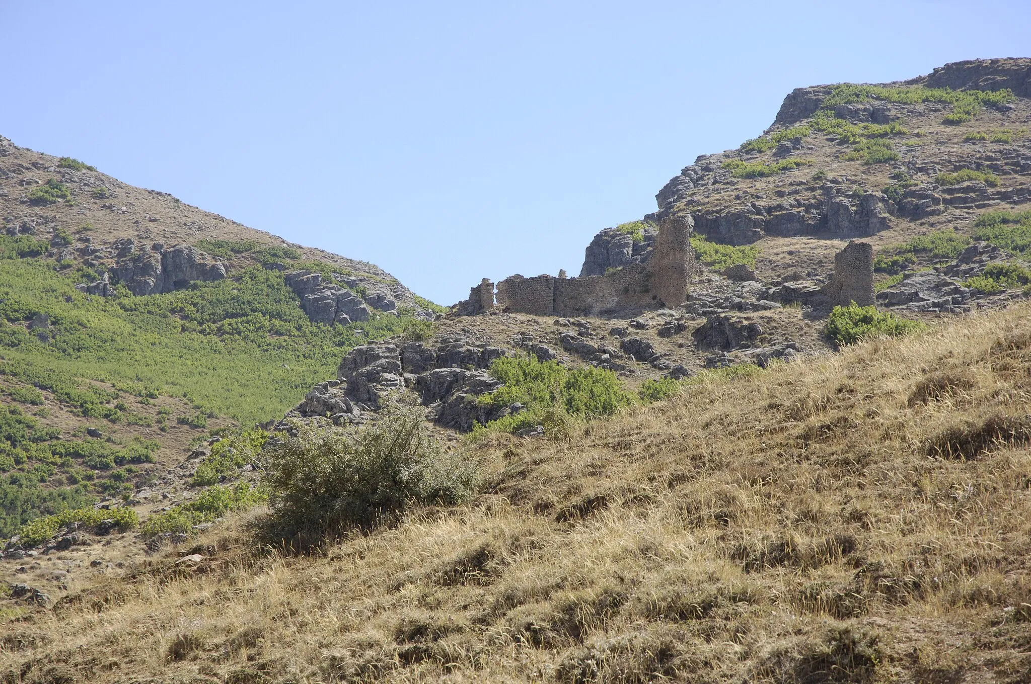 Photo showing: Haspet Kalesi. I do not have information about its age, and one must keep in mind that many castles have been built on the spot where formerly there was another, and so on. It is some 5 kilometers from Muş itself, and you have to do some climbing up a so-so road.