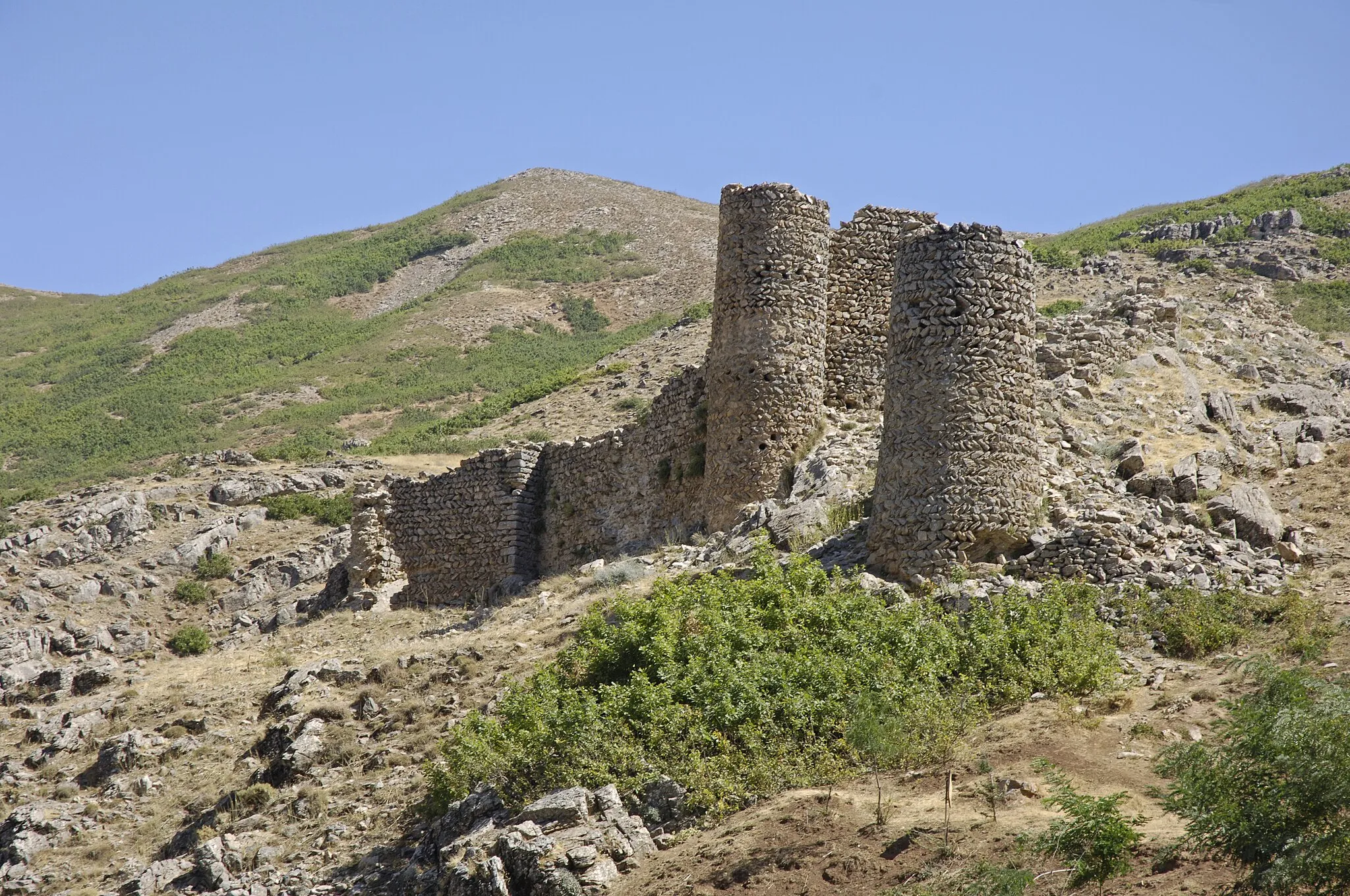 Photo showing: At a few kilometres from town stands a castle. Most of the castle, of which the age is unknown, has disappeared, except for two watchtowers and some wall near Soğucak village. A story referring to Alexander the Great seems doubtful.