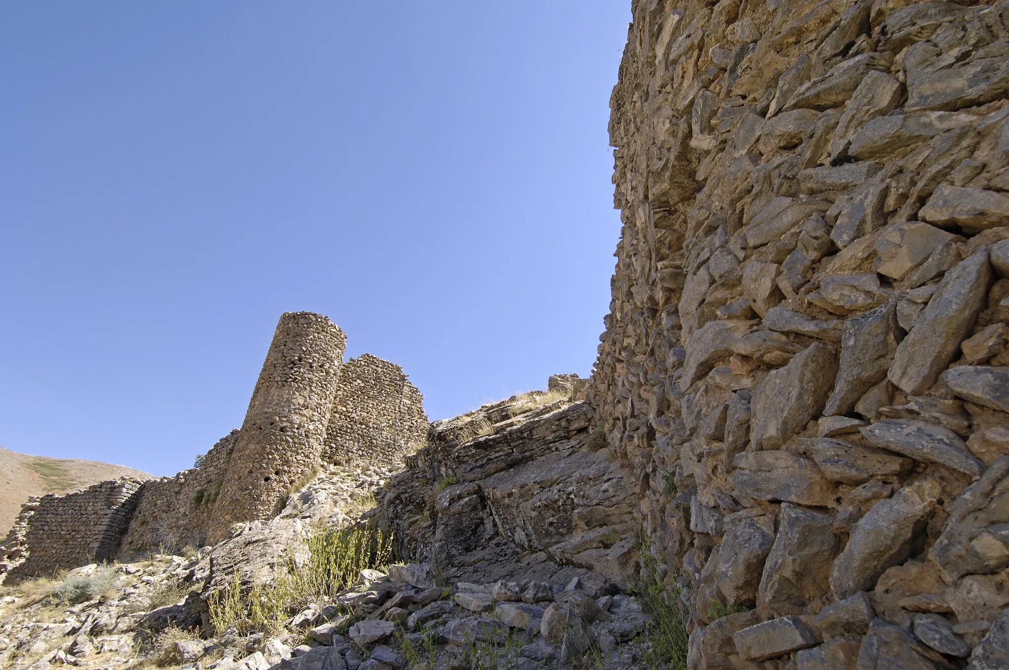 Photo showing: At a few kilometres from town stands a castle. Most of the castle, of which the age is unknown, has disappeared, except for two watchtowers and some wall near Soğucak village. A story referring to Alexander the Great seems doubtful.