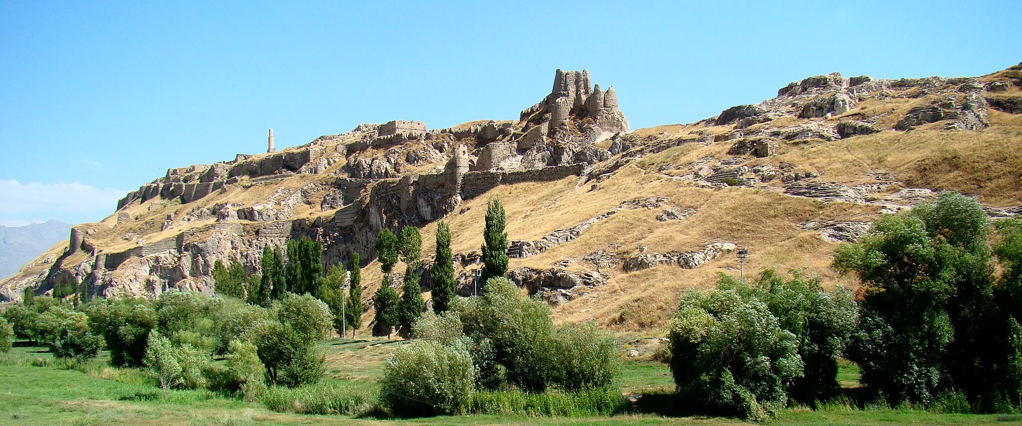 Photo showing: The ancient fortress a few kilometres west of present-day Van in the eastern-most part of Turkey, originally the seat of the Urartian kingdom.