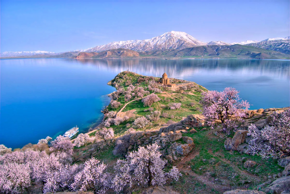 Photo showing: The Akhtamar Island in Lake Van with the 10th century en:Cathedral of the Holy Cross, Aghtamar.