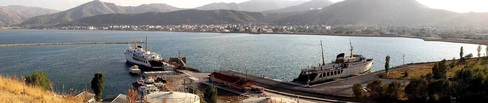 Photo showing: Tatvan Limanından panorama.