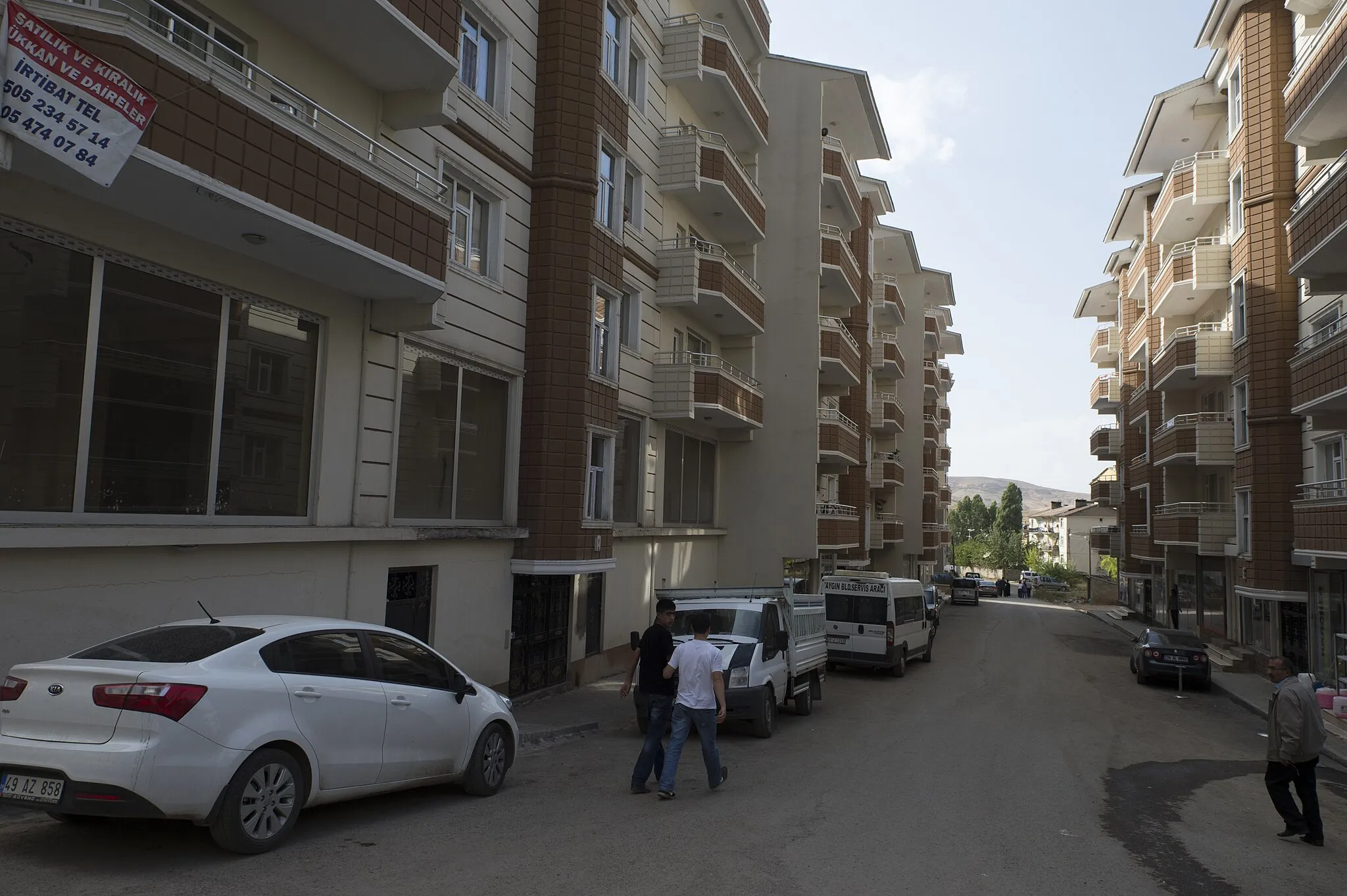 Photo showing: Muş has a fine old centre, and a modern extension into a main road that leads on to an airport and neighbouring towns. There are some outskirts with an old atmosphere, that may well be taken over by modern (Toki?) apartment blocks, as one already standing can see next to old houses here and there.