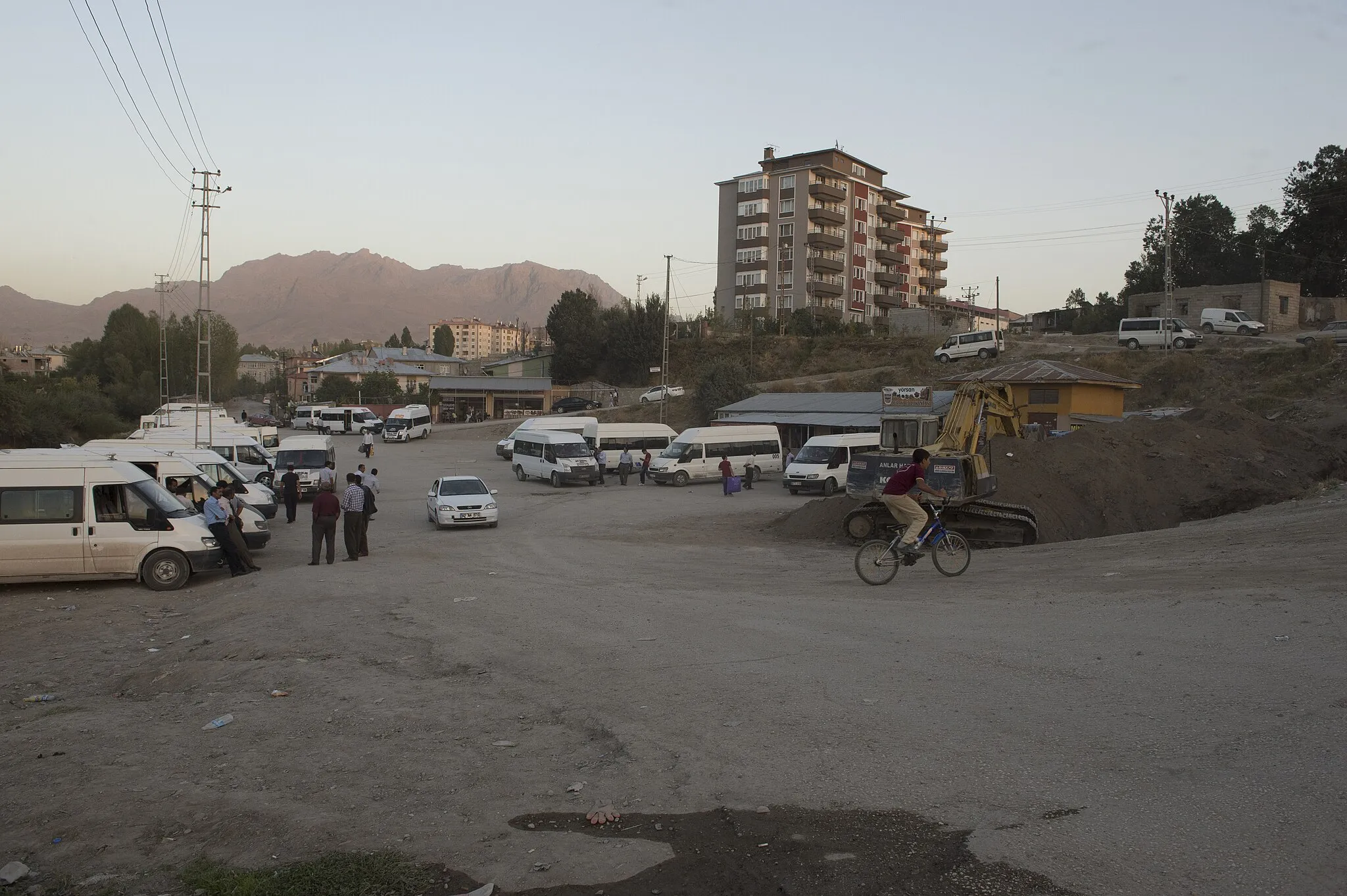 Photo showing: I seem to remember this was a bus station for provincial travel. One of some pictures of the town, which is 20th century after having been bruned down in WW I. Many pictures have gps-coördinates, I used Google Streetview to name the pictures.