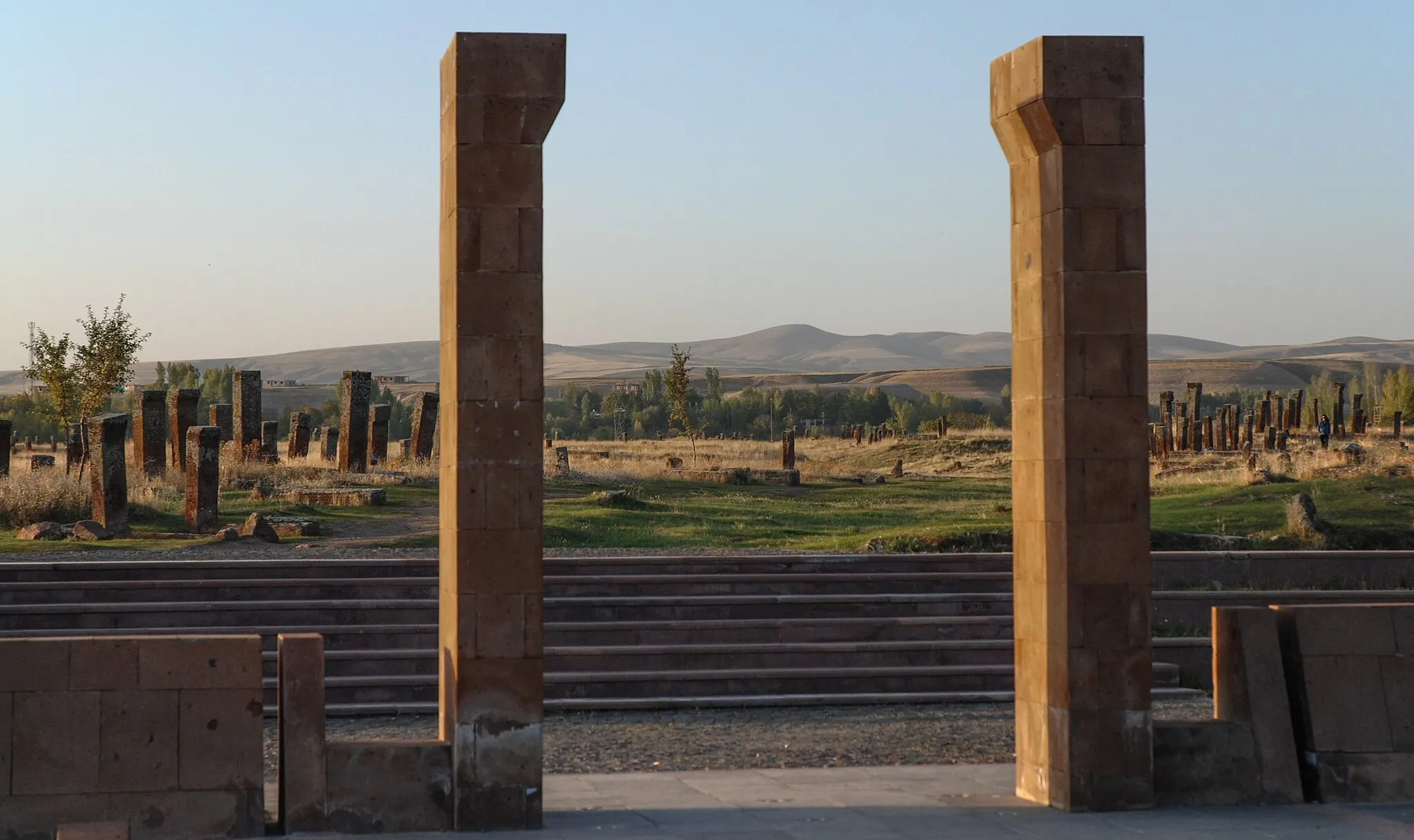 Photo showing: The entrance to the Seljuk Cemetery in Ahlat city (Tur.: Ahlat Selçuklu Mezarlığı), Bitlis Province, Eastern Anatolia, Turkey