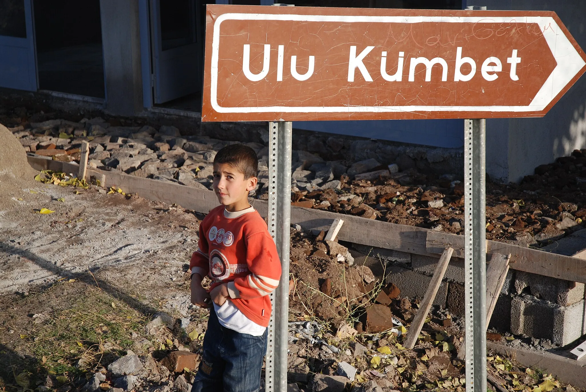Photo showing: A boy at the signpost to the tomb of Ulu Kümbet, Ahlat, Bitlis Province, Eastern Anatolia, Turkey