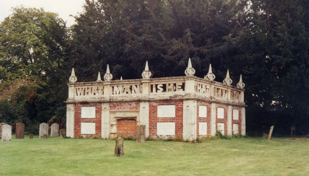 Photo showing: All Saints, Turvey - Churchyard Mausoleum