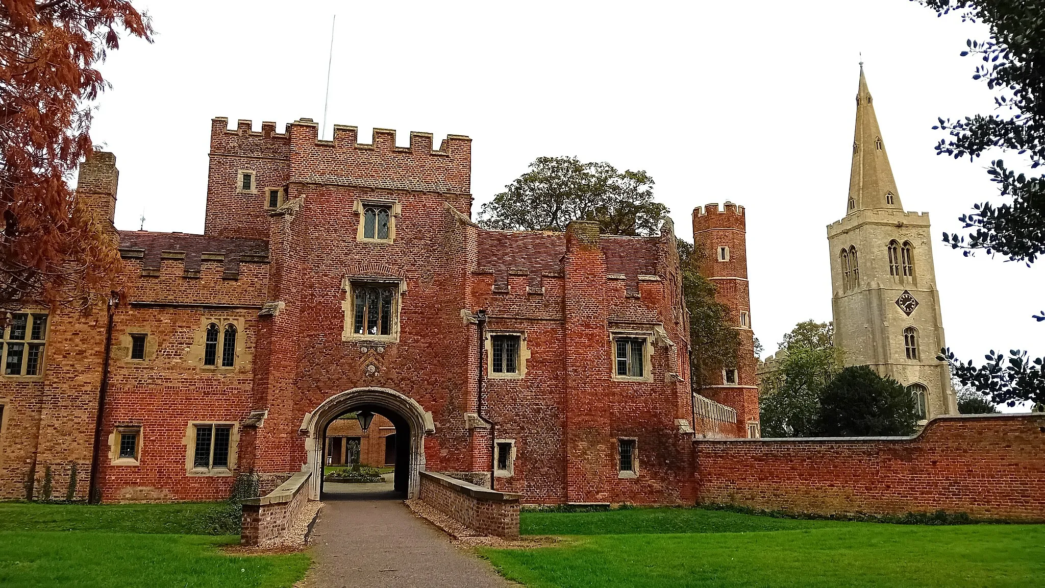 Photo showing: Former bishop's palace and parish church in Buckden, Cambridgeshire