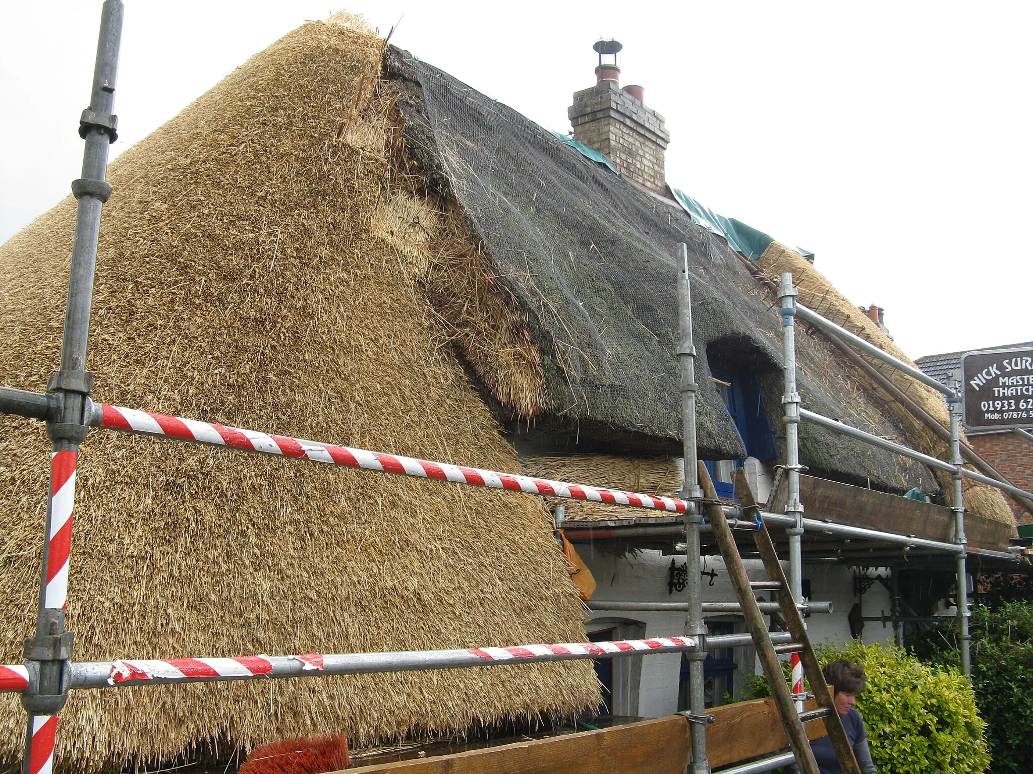 Photo showing: Roof repairs at Ravensden