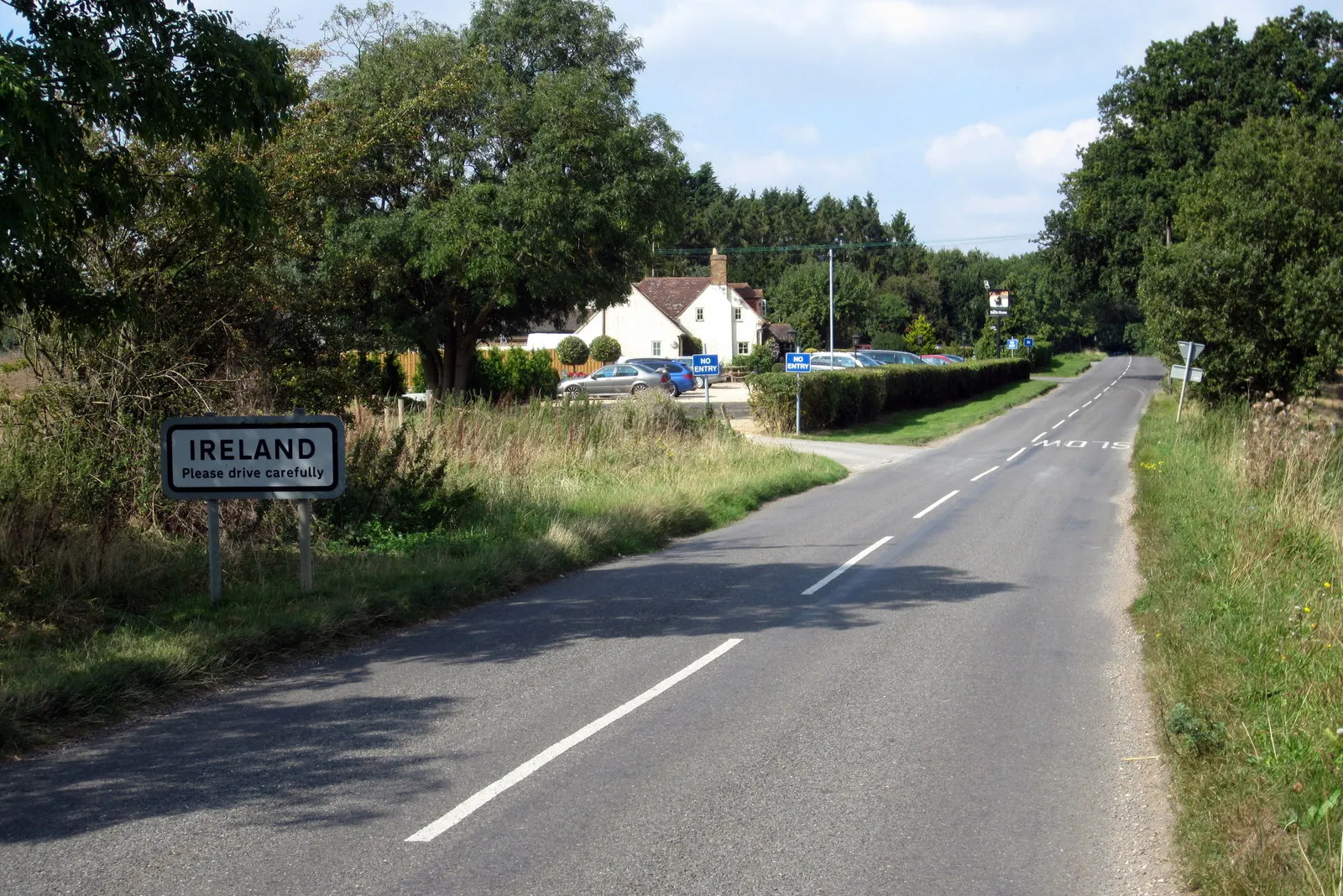 Photo showing: Entrance to Ireland and Black Horse pub