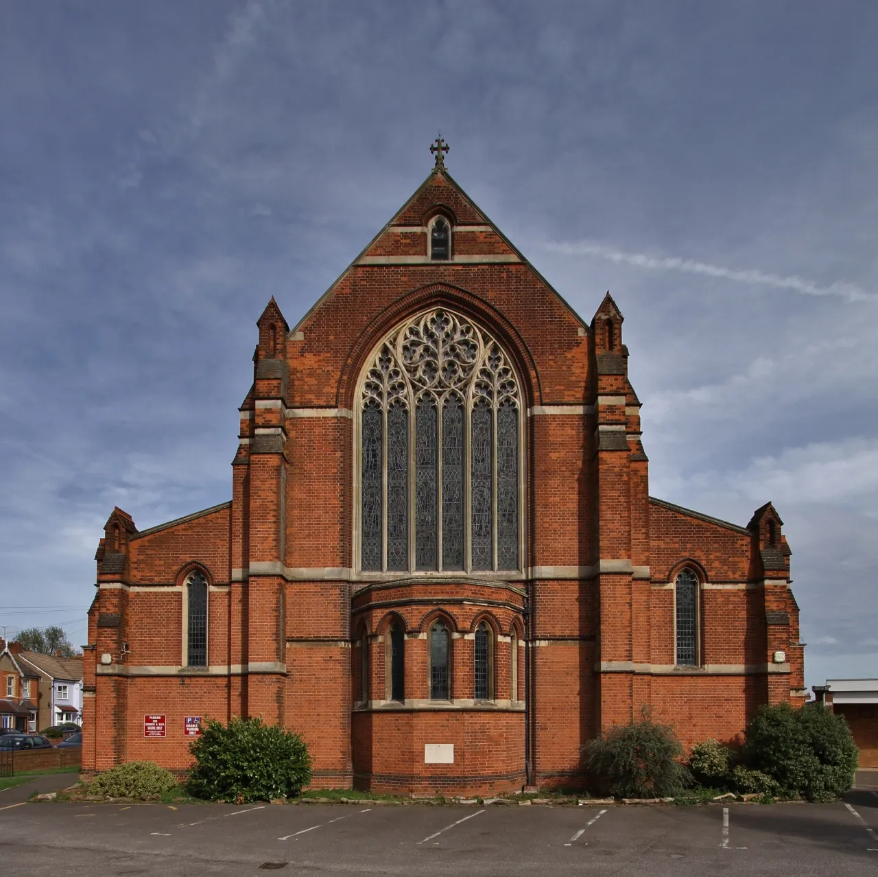 Photo showing: St Hilda's parish church, Woodthorpe Road, Ashford, Middlesex, seen from west south-west