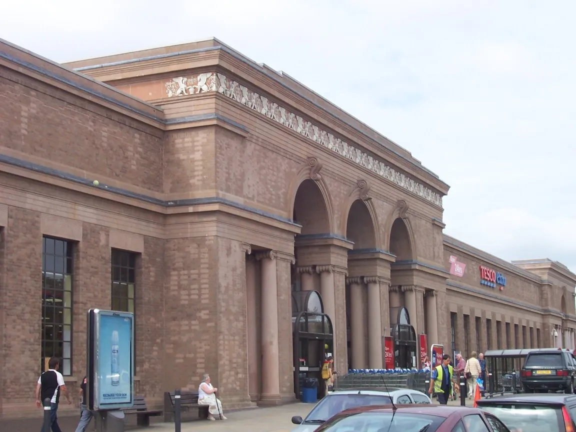 Photo showing: Baldock, formerly the location of a film studio which swiftly folded, the building then became for many years the Kayser Bondor ladies stocking factory (which temporarily produced parachutes during World War II). Its Art Deco facade still stands — converted to a Tesco supermarket in the late 1980s.