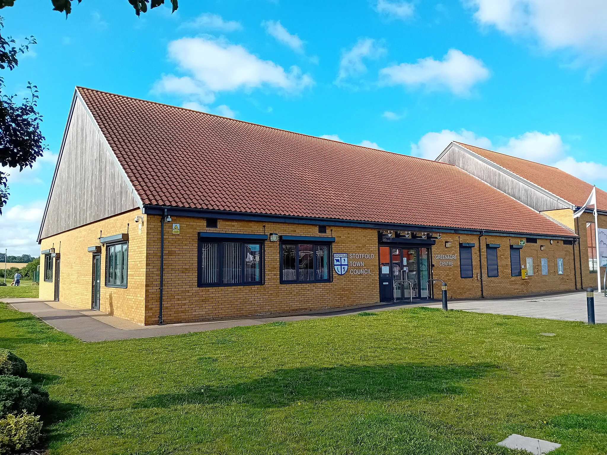 Photo showing: Community centre and town council offices, built 2016.