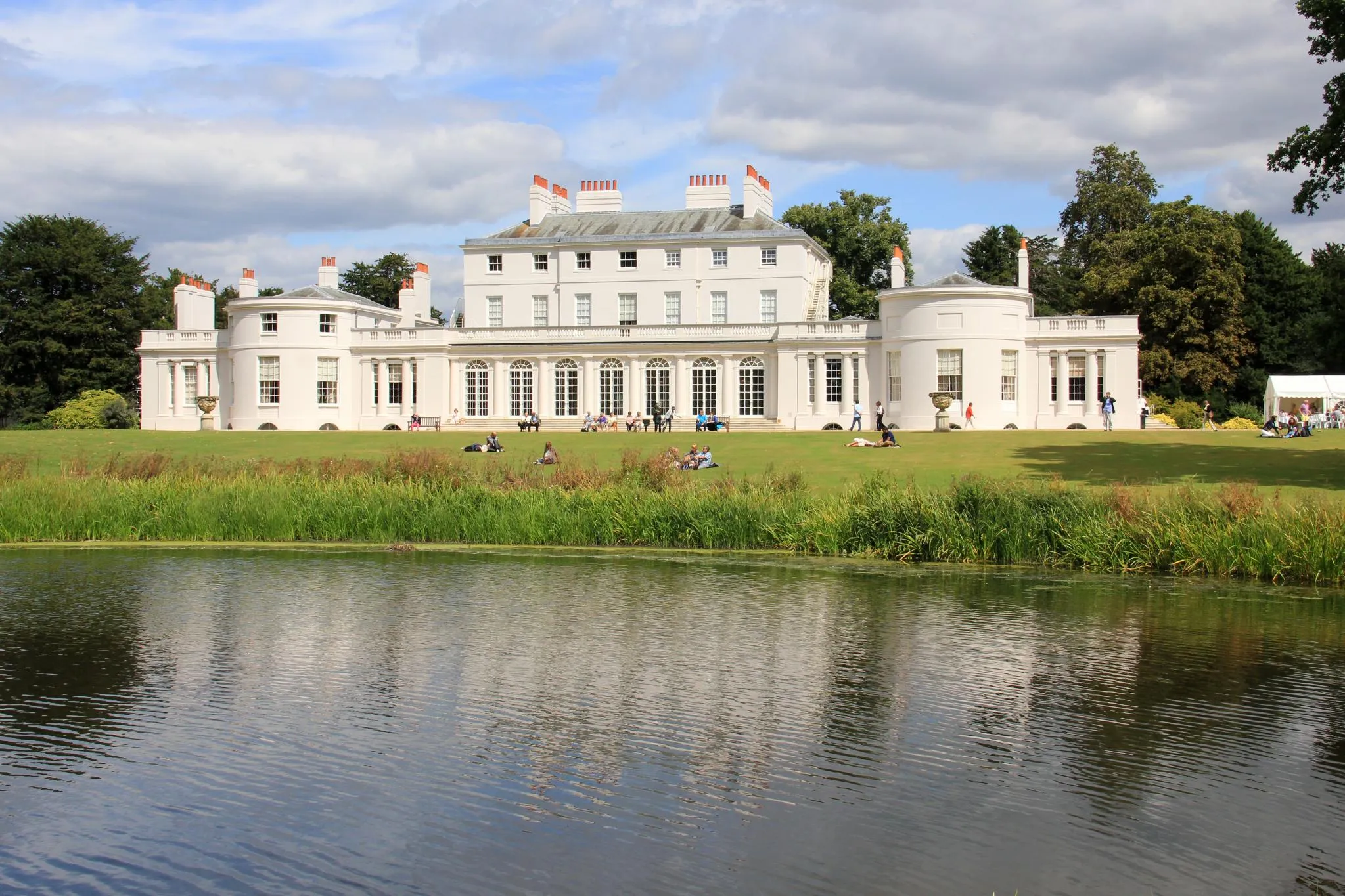 Photo showing: Frogmore House is a 17th Century country house standing at the centre of the Frogmore Estate, amongst beautiful gardens and about a half a mile south of Windsor Castle, situated in the tranquil setting of the private Home Park. It is a Grade I listed building.
A country residence of various monarchs, the house is especially linked to Queen Victoria. The house and attractive gardens were one of Queen Victoria's favourite retreats. In the gardens stands the Mausoleum where Queen Victoria and her husband Prince Albert are buried.

Today, Frogmore House is no longer a Royal residence, but the house and gardens are sometimes used by the Royal Family for official purposes such as receptions.