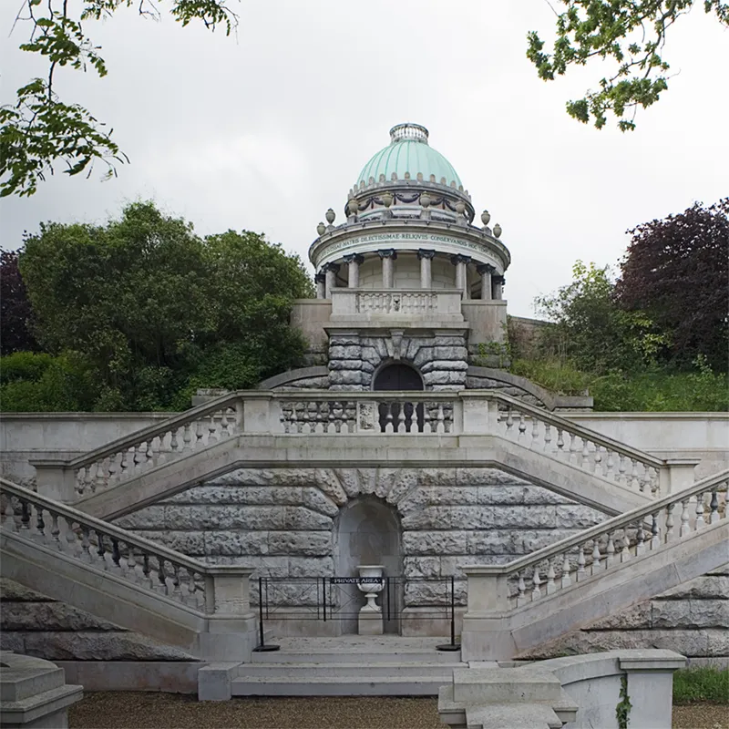 Photo showing: The mausoleum in Frogmore Gardens, Windsor of the Duchess of Kent mother of Queen Victoria showing its construction on 3 levels. The upper domed chamber has a life size statue of the Duchess whose sarcophagus resides in the chamber below it.