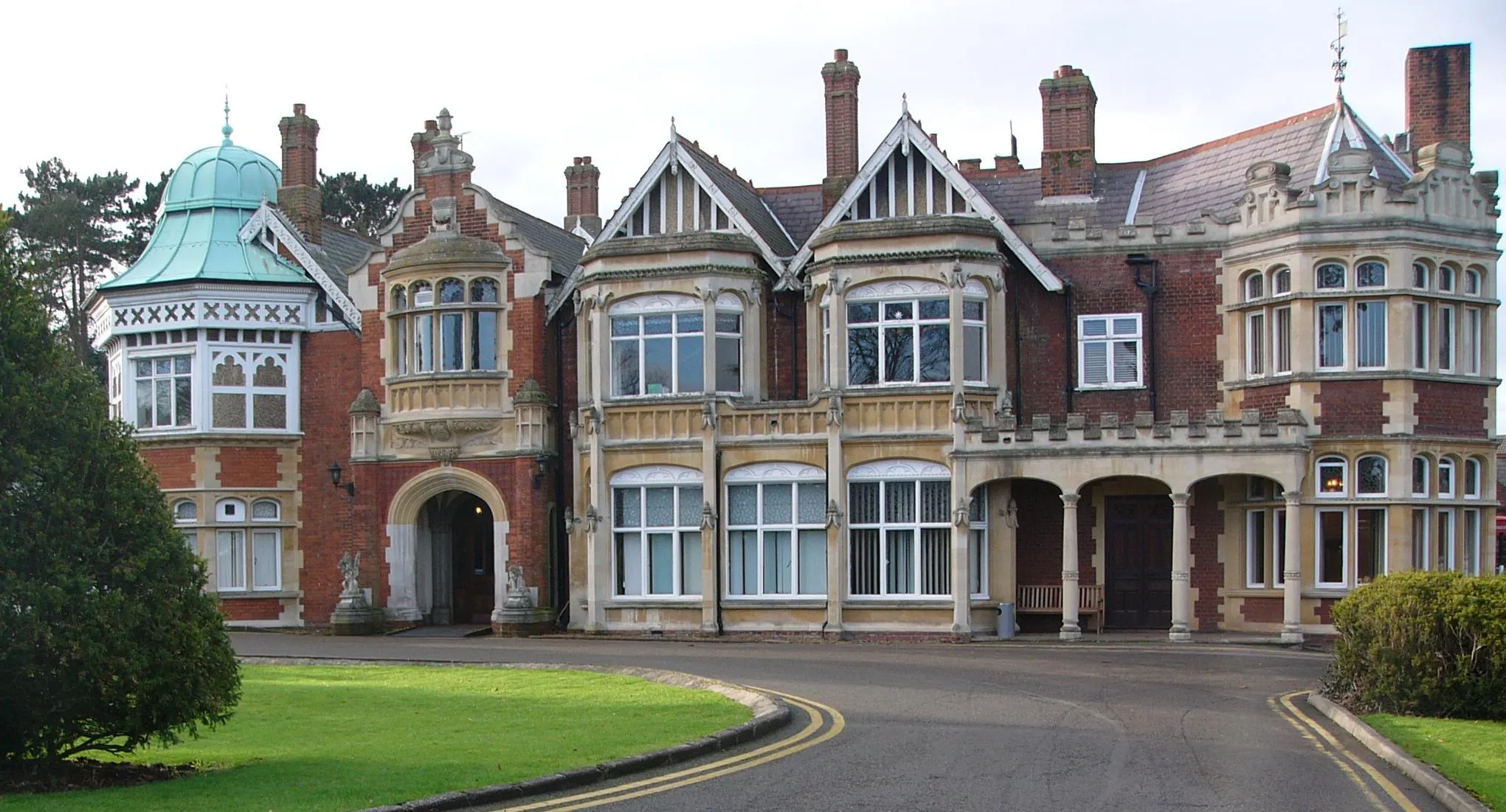 Photo showing: Bletchley Park mansion. Bletchley Park was the place where Enigma messages were cracked during the World War 2. By Matt Crypto.