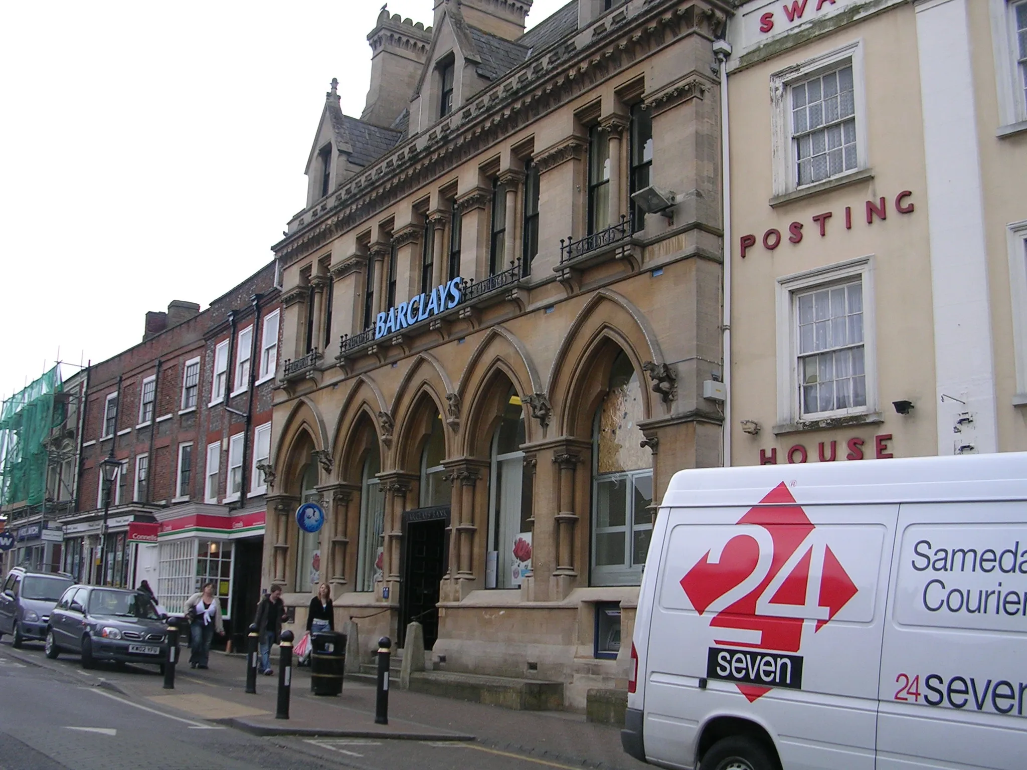 Photo showing: Original image by Giano, loaded as Image:DSCN0455.JPG, which was overloaded with another image. Loading with more unique filename.  Leighton Buzzard, High Street. The former "Bassett's Bank" (now Barclays Bank) designed by the eminent Victorian architect Alfred Waterhouse.