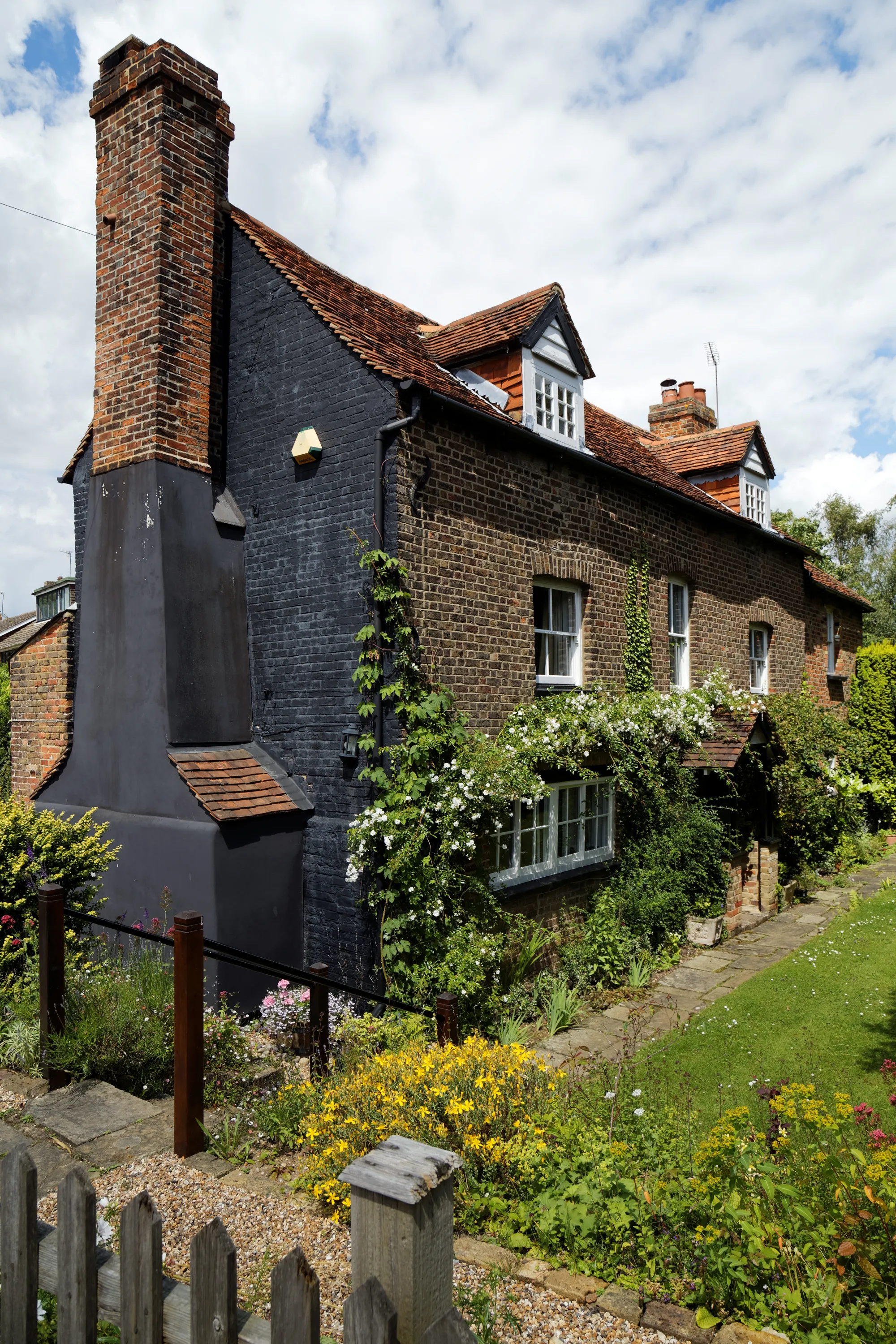 Photo showing: The Grade II listed 17- 18th-century 'Catsford Cottage' at 43 Newgate Street Village (name of road), at Newgate Street, in the civil parish of Hatfield, and the Borough of Welwyn Hatfield, Hertfordshire, England. Camera: Camera: Canon EOS 6D with Canon EF 24-105mm F4L IS USM lens. Software: file lens-corrected and optimized with DxO OpticsPro 10 Elite and Viewpoint 2, and further optimized with Adobe Photoshop CS2.