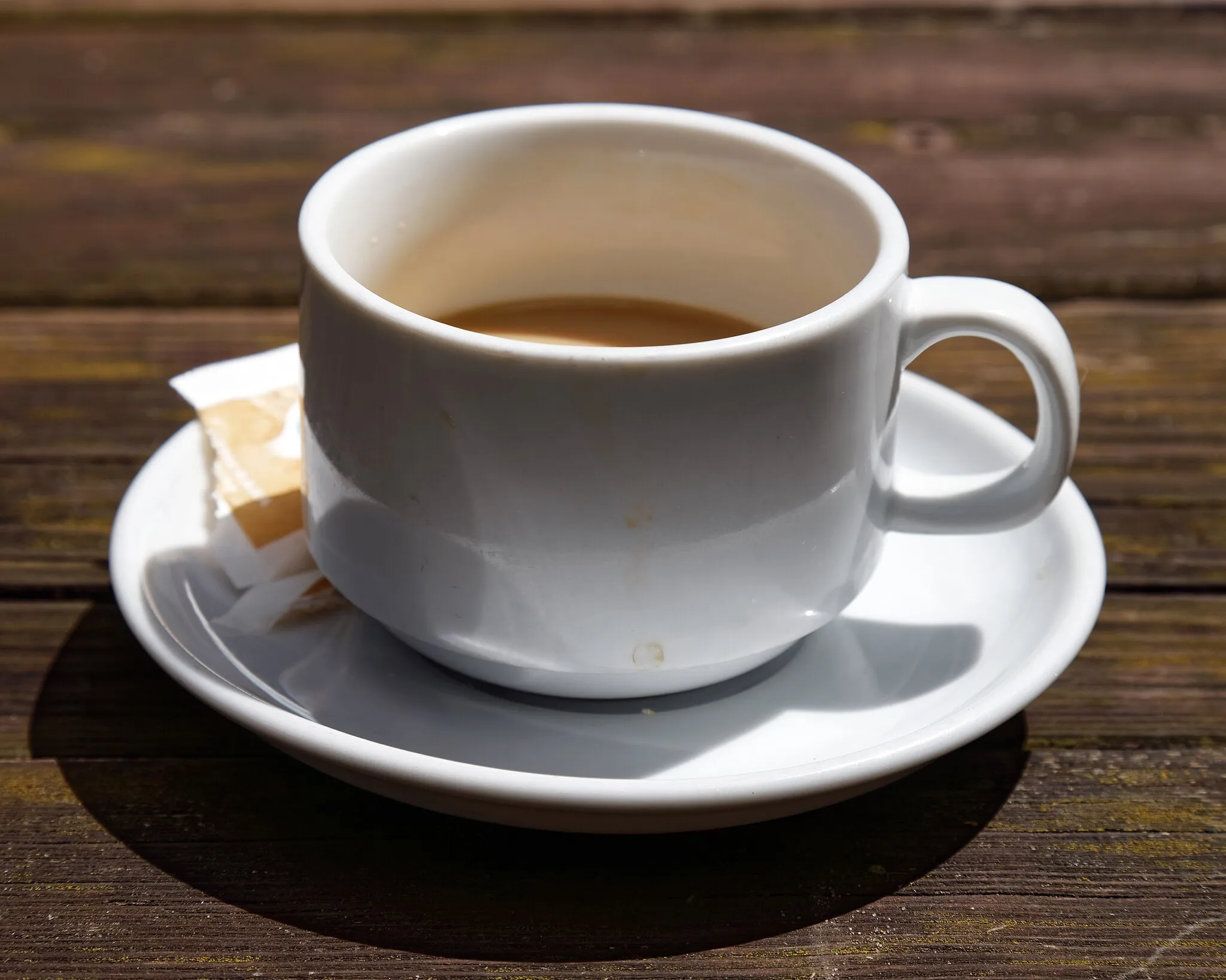 Photo showing: A half drunk cup of coffee in The Crown public house garden at Newgate Street Village (name of road), at Newgate Street, in the civil parish of Hatfield, and the Borough of Welwyn Hatfield, Hertfordshire, England. Camera: Camera: Canon EOS 6D with Canon EF 24-105mm F4L IS USM lens. Software: file lens-corrected and optimized with DxO OpticsPro 10 Elite and Viewpoint 2, and further optimized with Adobe Photoshop CS2.