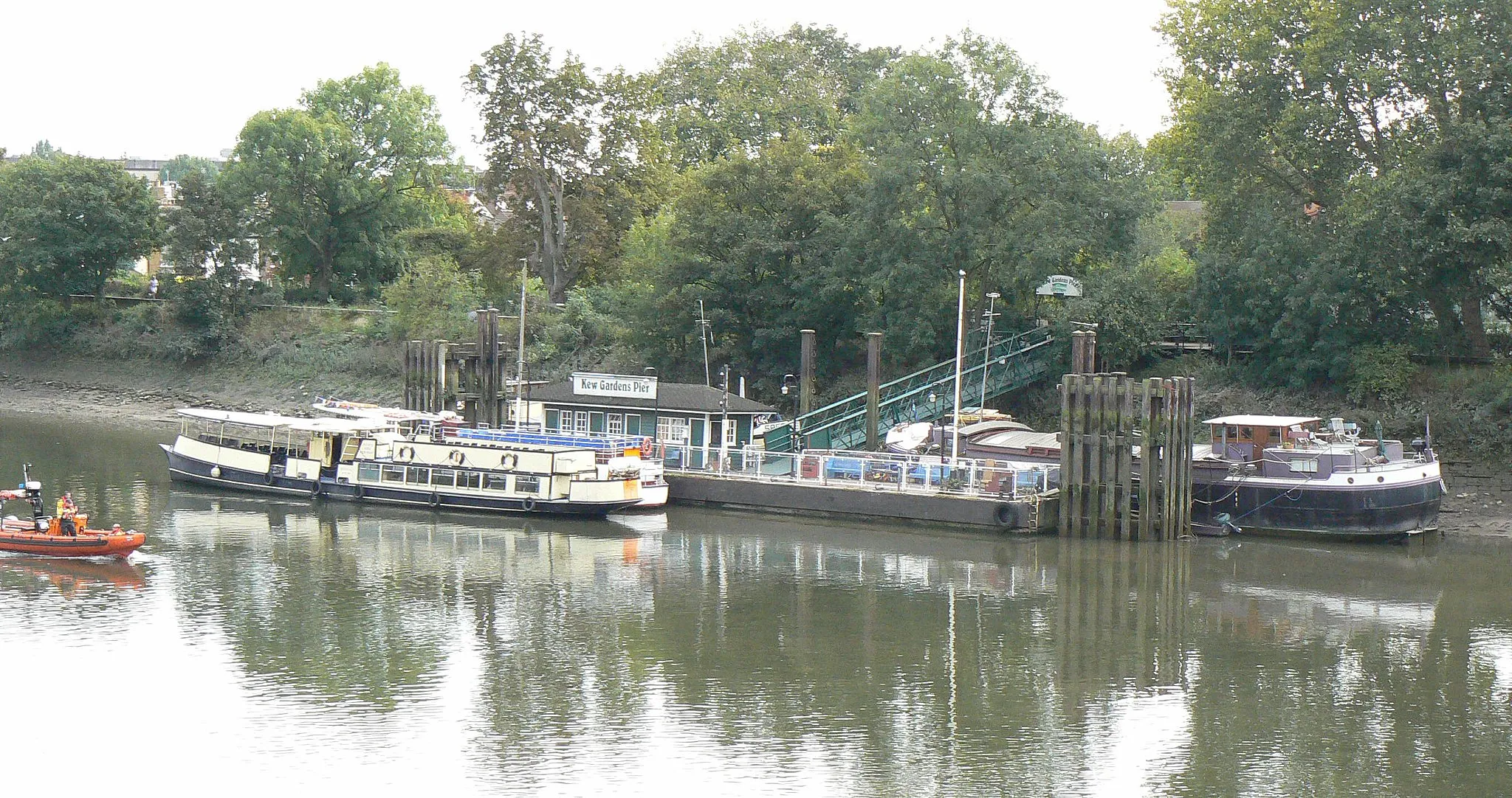 Photo showing: Kew Gardens Pier on the River Thames